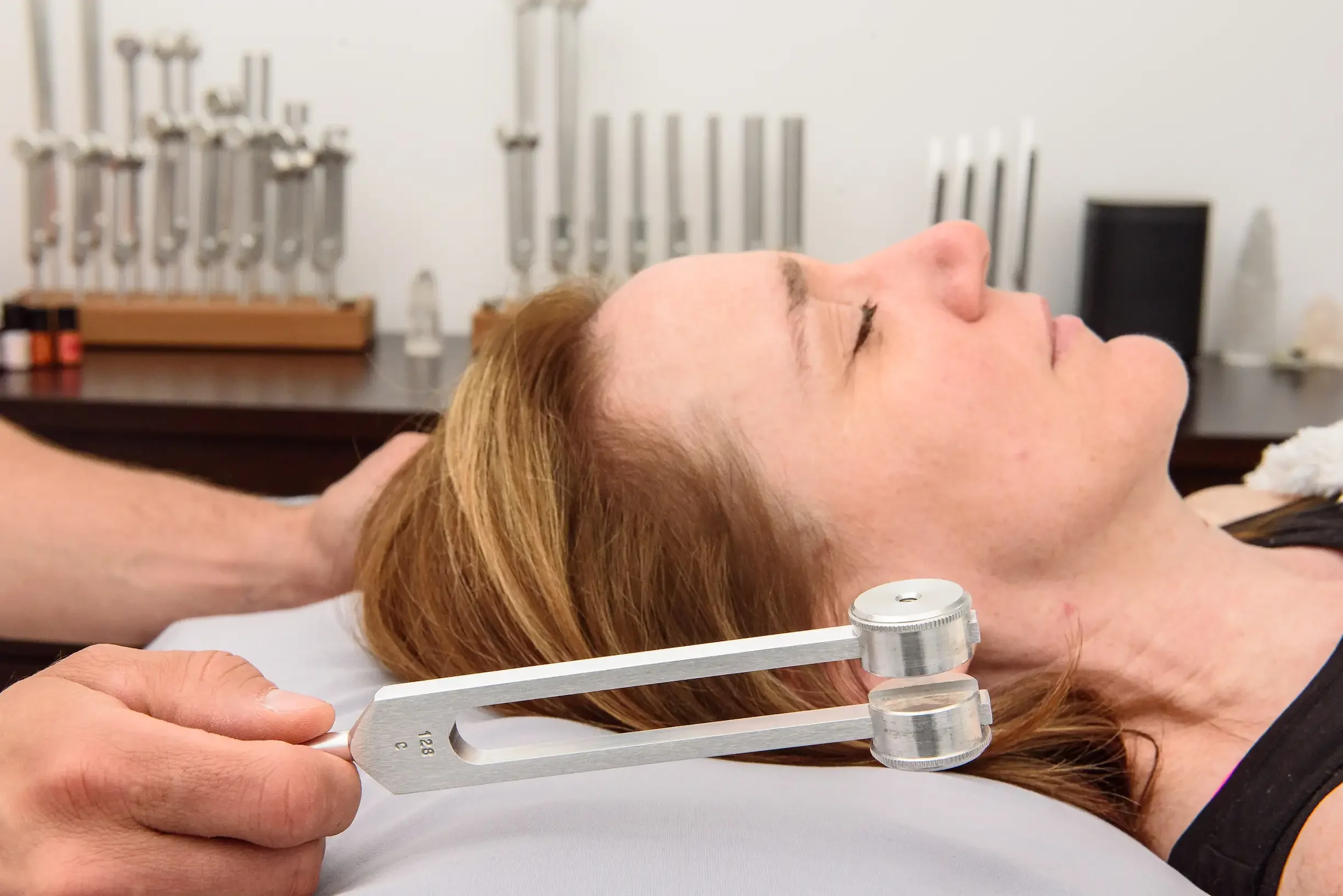 Séance de sonothérapie et diapasons pour le système nerveux