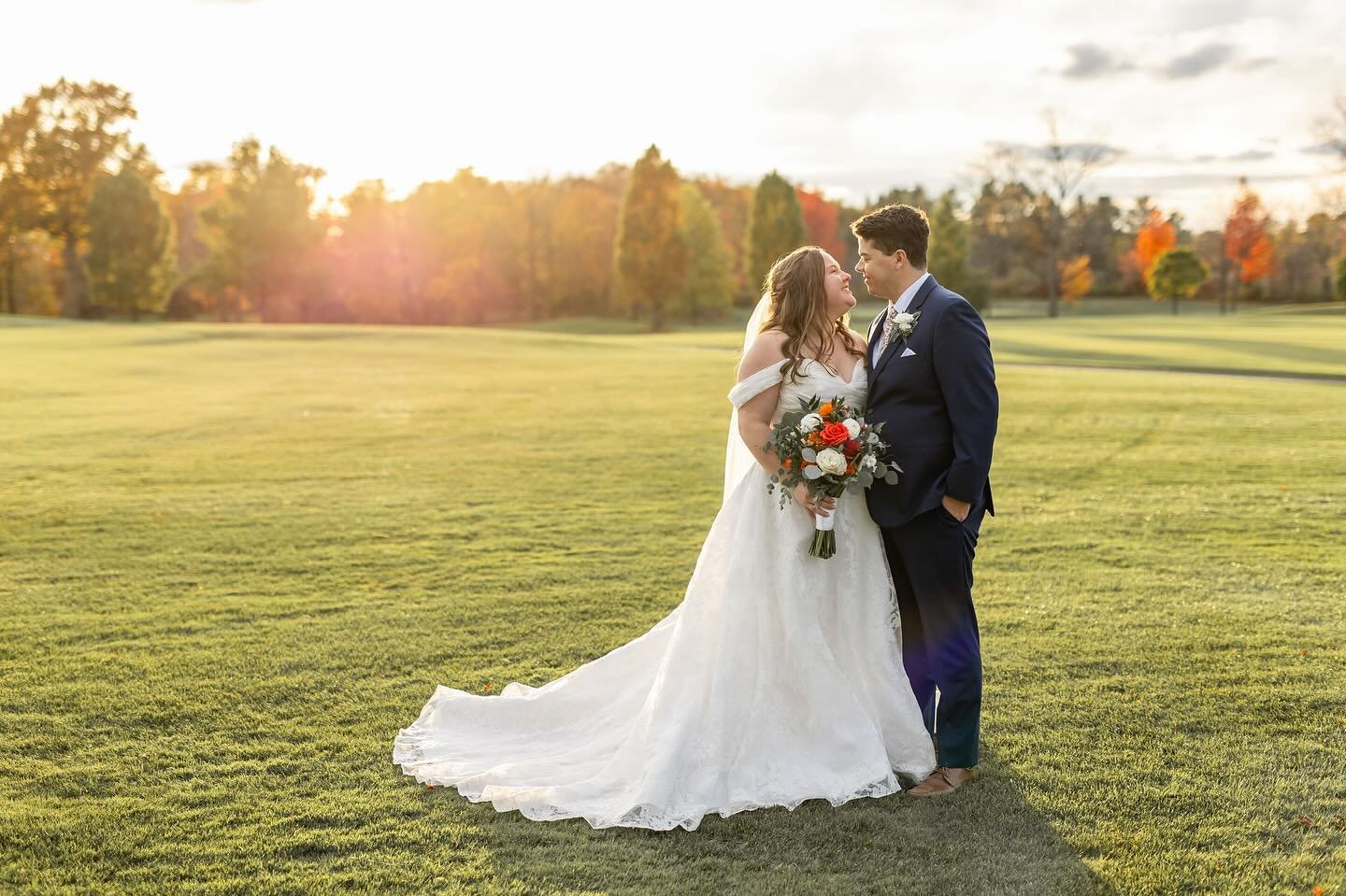 The most gorgeous fall sunset. ☀️🍂

I seriously can&rsquo;t believe the weather we had yesterday. October can be unpredictable but it was such a fantastic day. 🥰

#foxhillswedding #foxhillsgolfclub #metrodetroitweddingphotographer