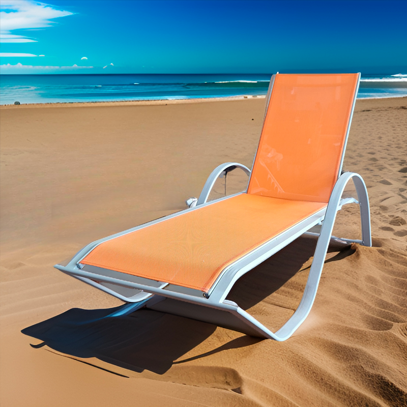 Una silla de playa anaranjada en la arena de una playa con el mar y el cielo en el horizonte