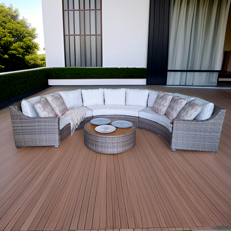 Sofá en forma de media luna con cojines decorativos en una terraza moderna con piso de madera.