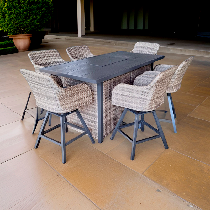 Mesa de comedor de madera oscura con seis sillas de mimbre que tienen patas negras, situada en una terraza con piso de baldosas de color marrón claro.