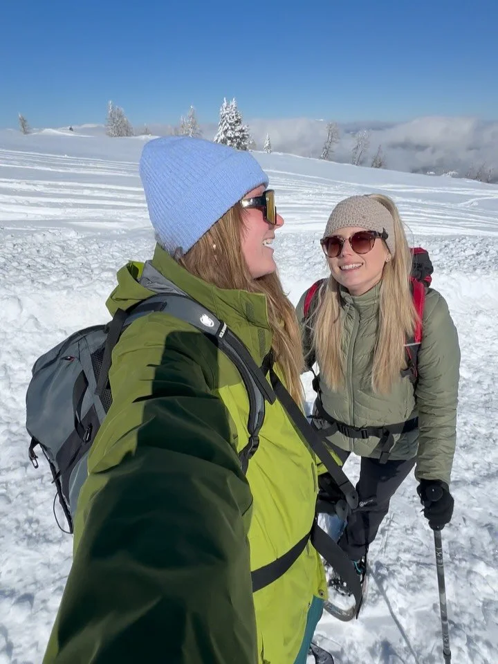 Guate Stimmung am Set? Aufjedenfall IMMER inklusive!

@ni.ki_nm_ und ich f&uuml;rs Schneeschuhshooting am @feuerberg.mountain.resort 

F&uuml;r Foto und Video @squad.twenty im Einsatz.

#photoshoot #contentproduction #videografie #behindthescenes