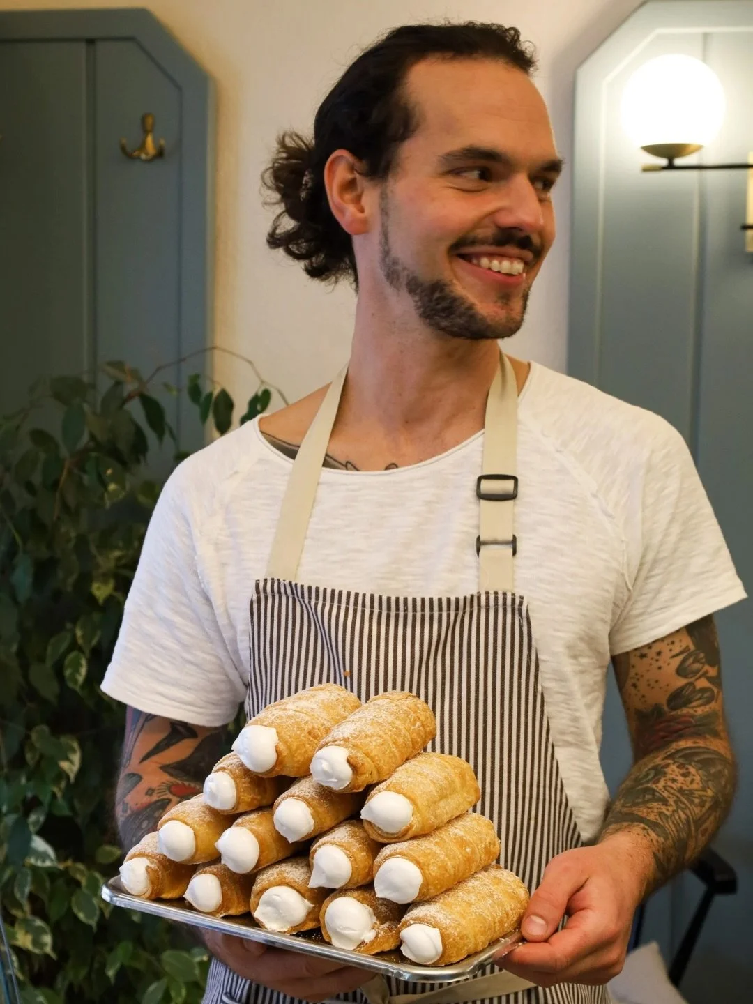 Schnittiges Brandshooting.

Vor Ort. Komplett nat&uuml;rlich. Im laufenden Betrieb. Weil eben am sch&ouml;nsten, authentischten und sind wir uns ehrlich, die meisten haben keine Zeit auf Stundenlanges vorbereiten und au&szlig;erhalb der normalen Arbe