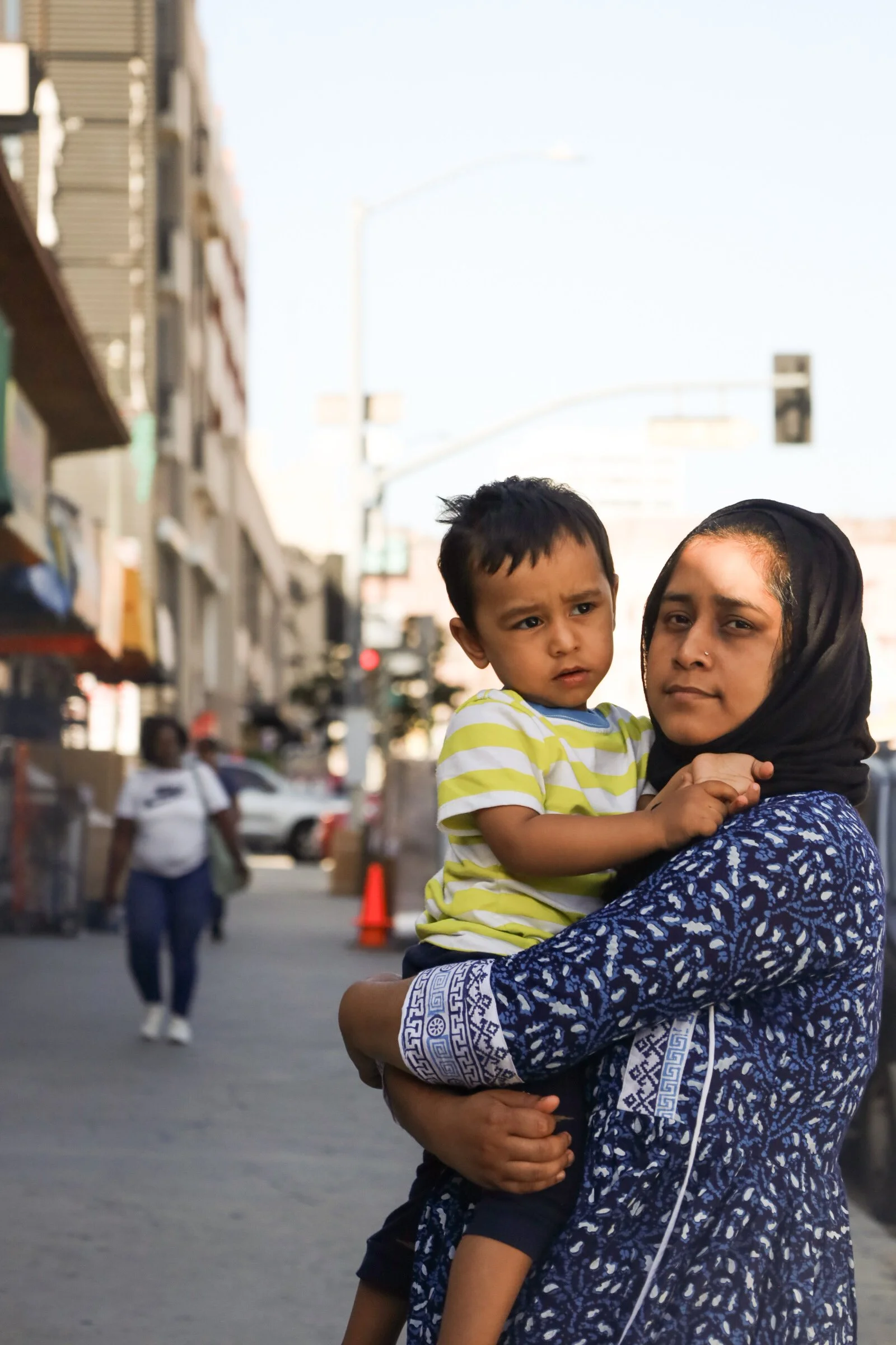 mom and boy downtown Los Angeles portrait foto eksocials