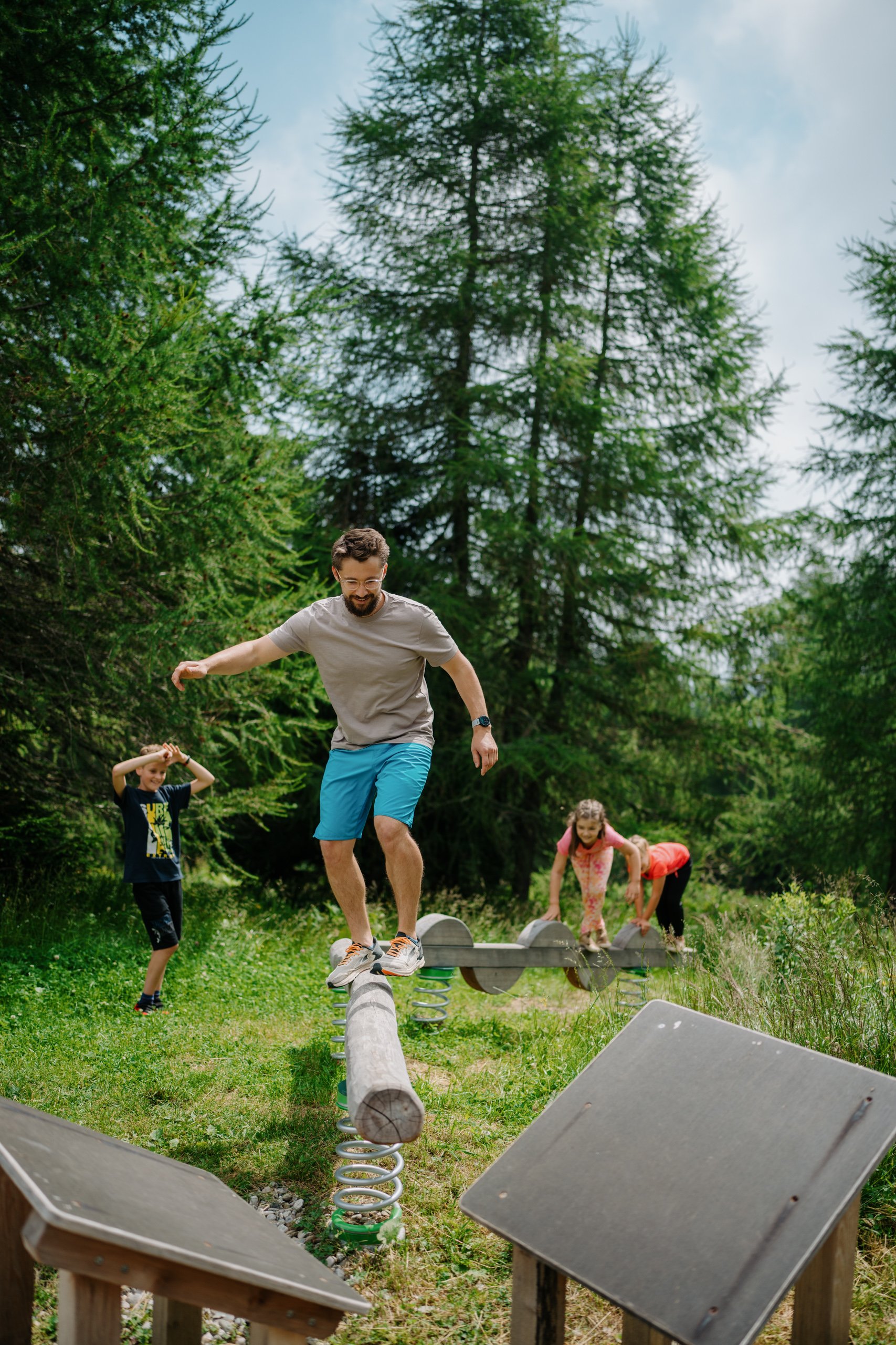 Dad mit Kids am Spielplatz