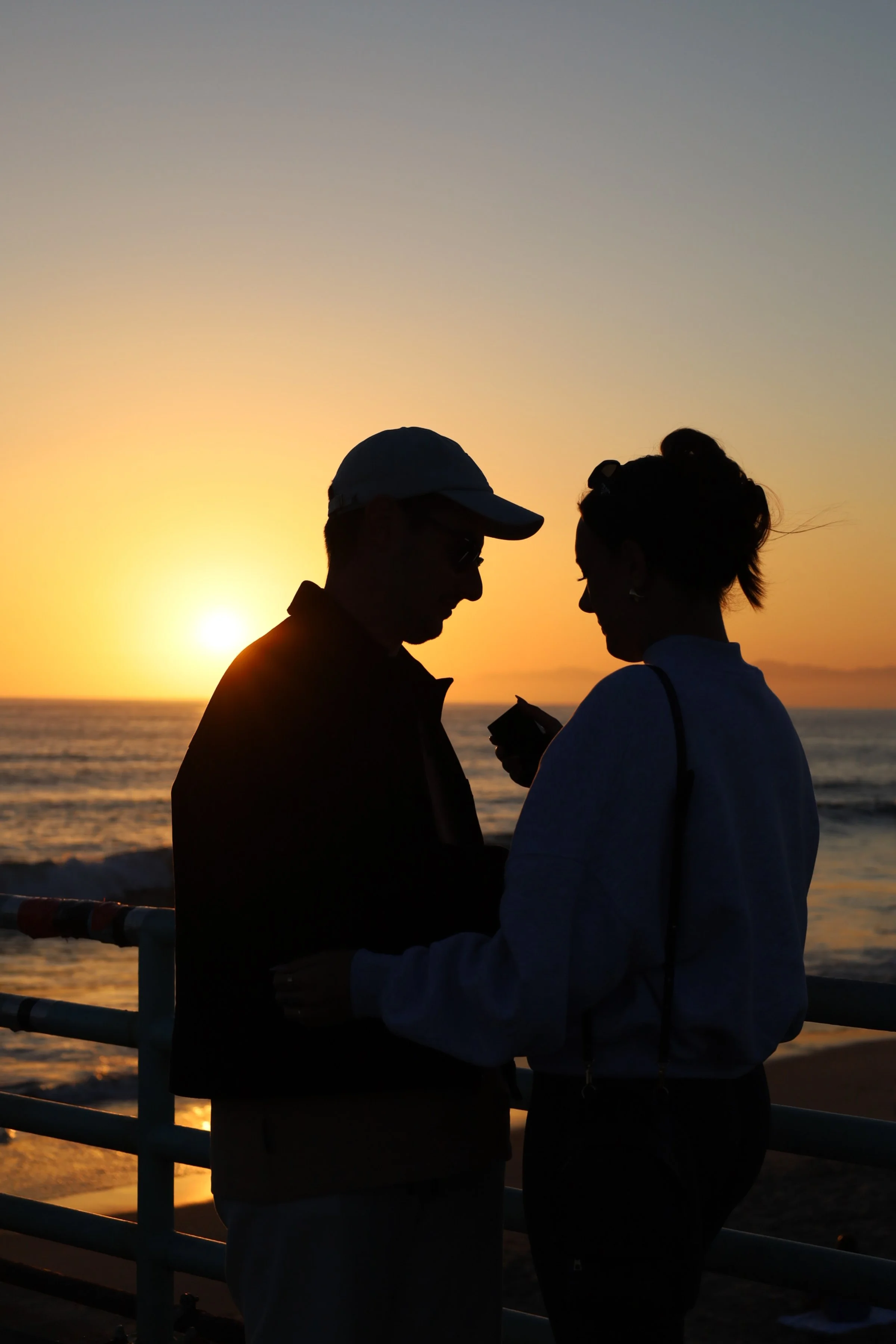 couple picture sunset Manhattan beach, couple goals, partner pictures, eksocials