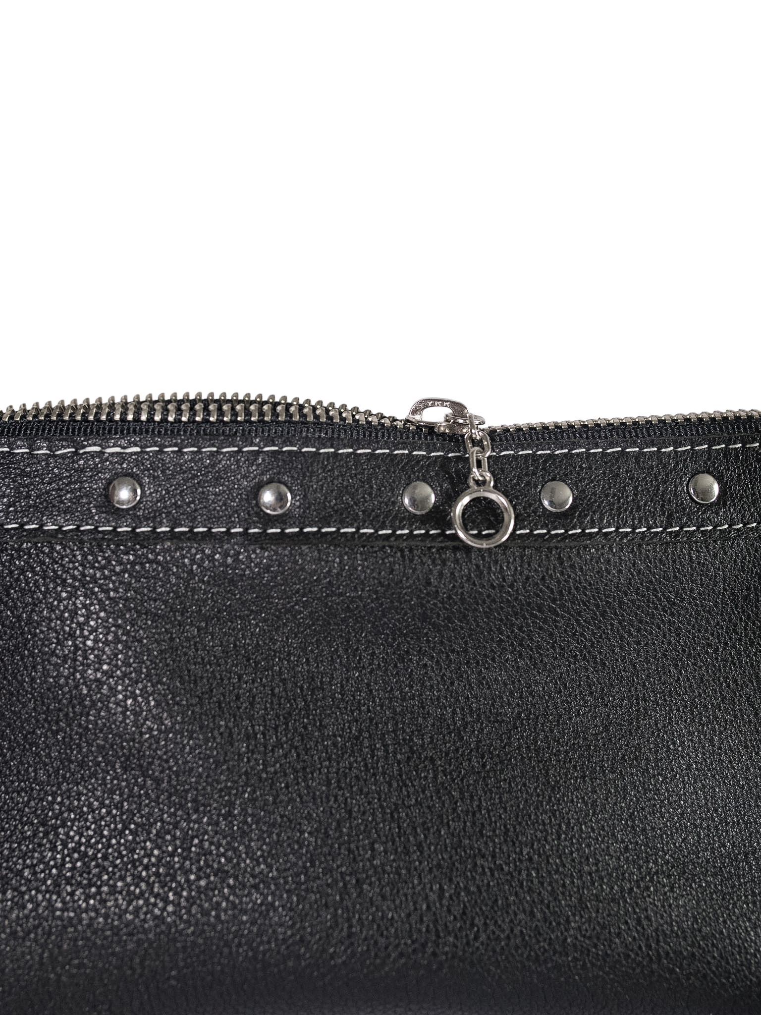 Pouch_Black_2_CloseUp.png