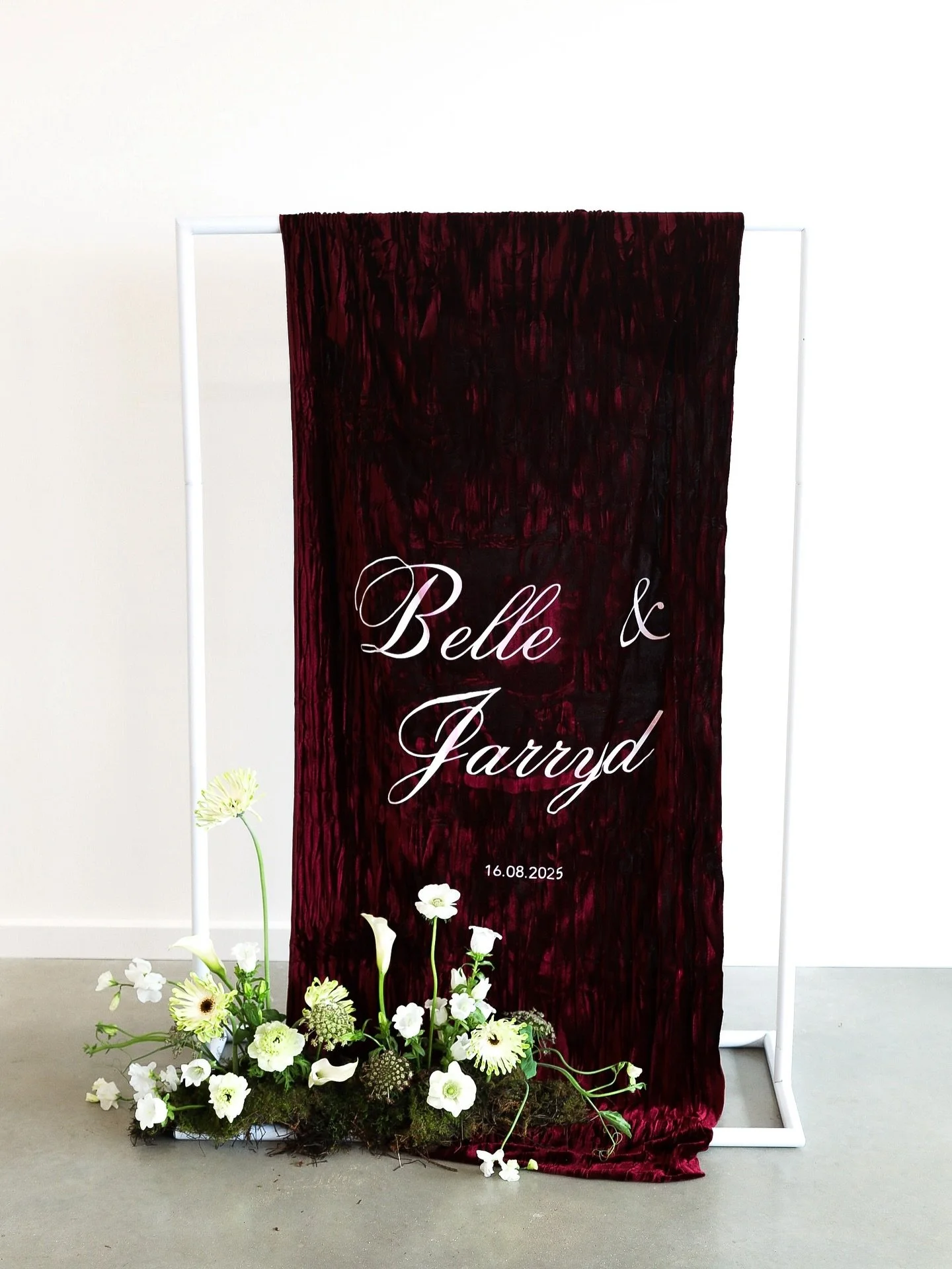 Velvet sign anyone? 👀🫶🏼

Dying over this colour pallet at the moment 🥀🌹