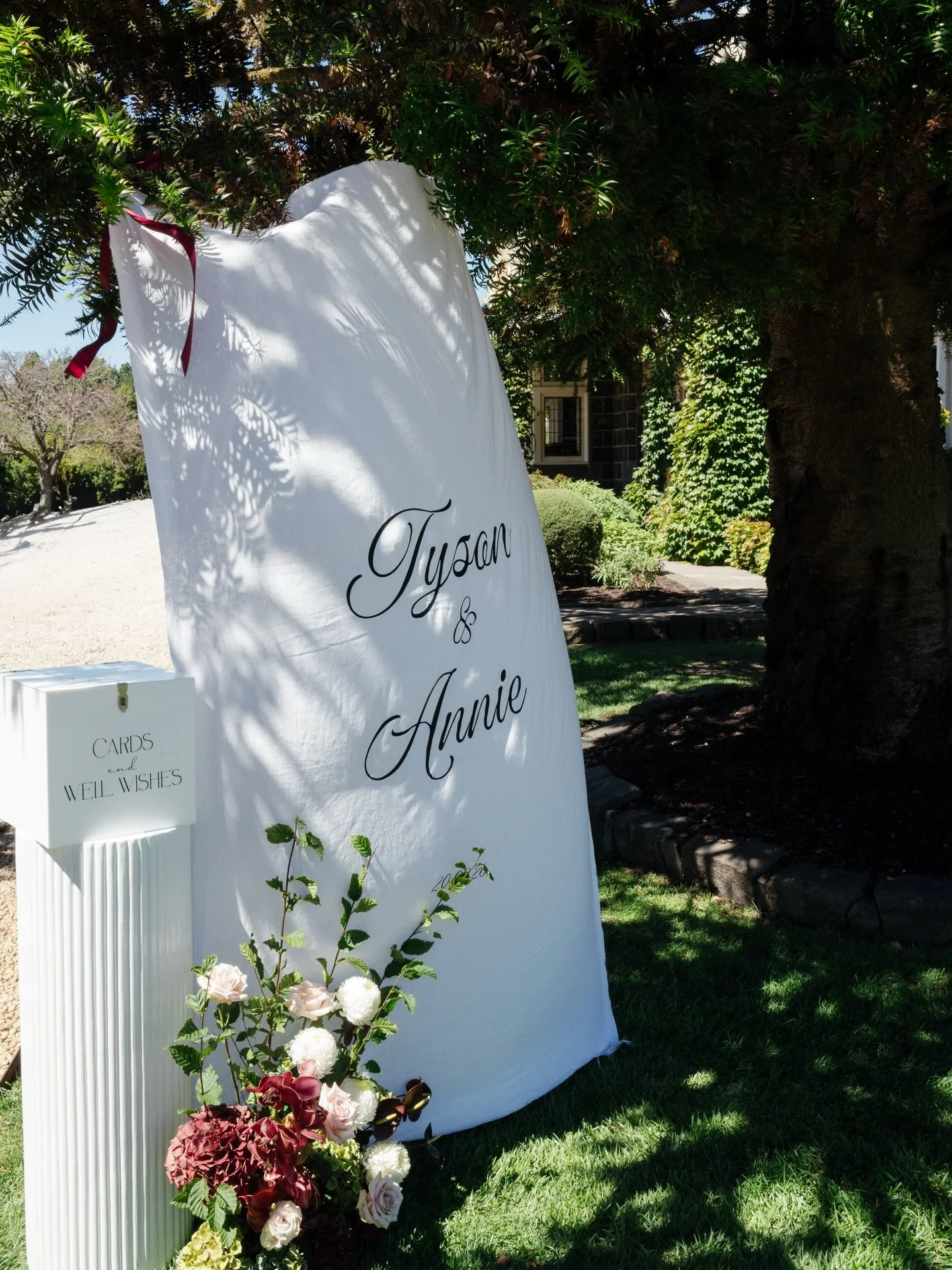 Sneak peak into Annie &amp; Tysons stunning Rosemont wedding ❤️

Signage, Plinth &amp; Wishing Well by us @theeventquarter_ 
Florals by @blooms_bytill 
Venue @rosemont_homestead_