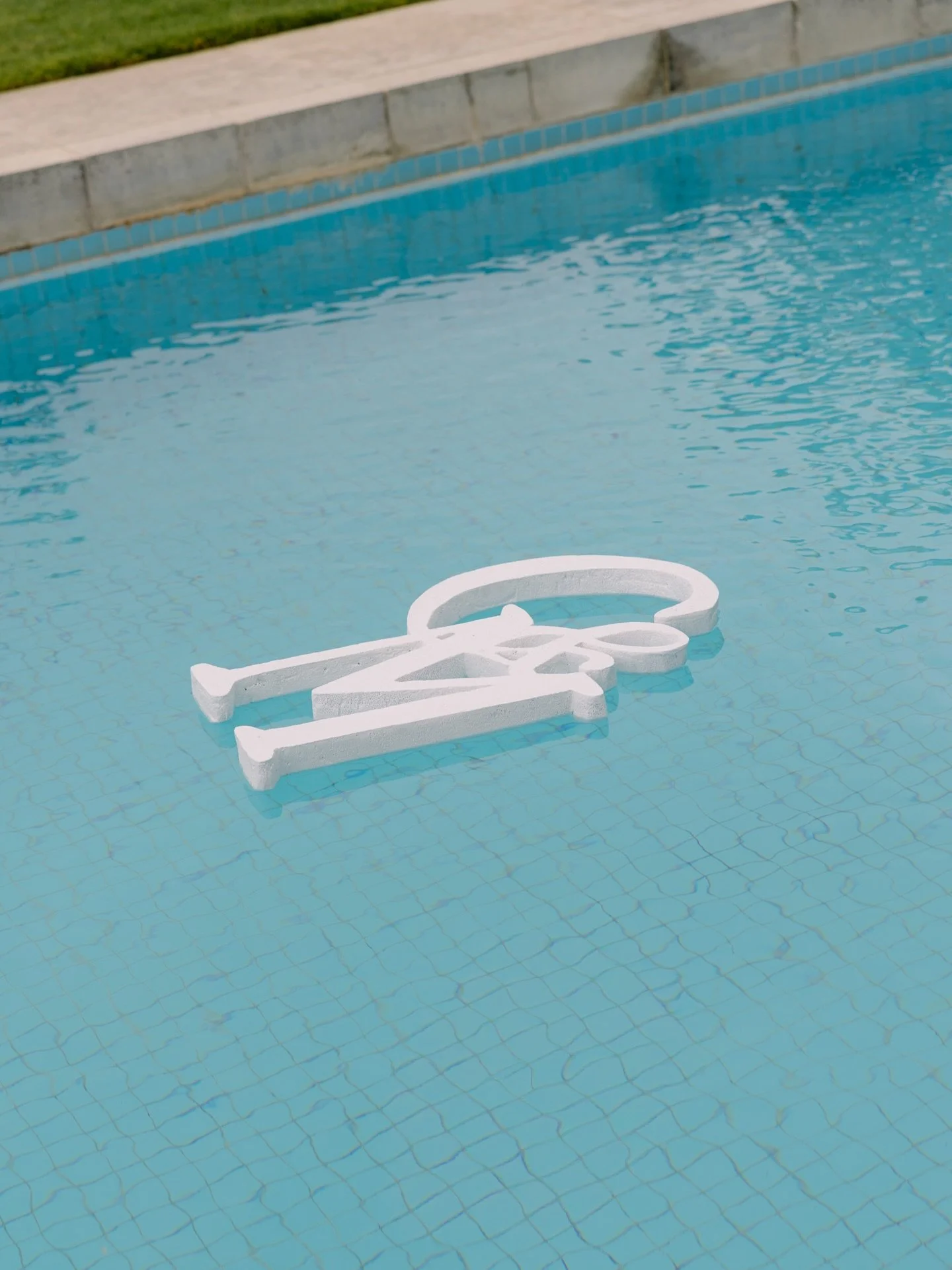 Our Custom Floating Monogram in @barunahplains gorgeous pool 🤍💧

#weddingmonogram #floatingmonogram