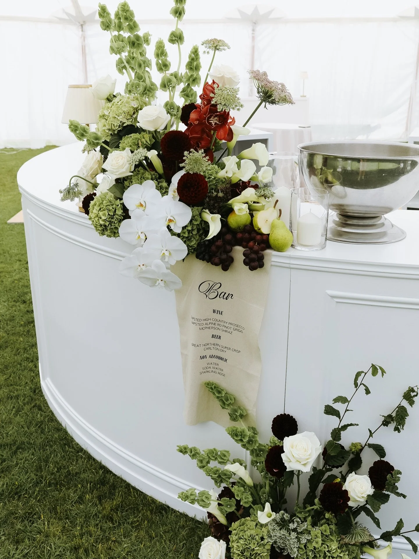 20.02.2026 🍇🥀💍

@blooms_bytill and I had the pleasure of doing our Forever &amp; Always Package for Annie &amp; Tyson at @rosemont_homestead_ 

The most perfect day ☀️ More to come 🫶🏼 

This photo: Styling &amp; Signage by us &amp; florals by @b