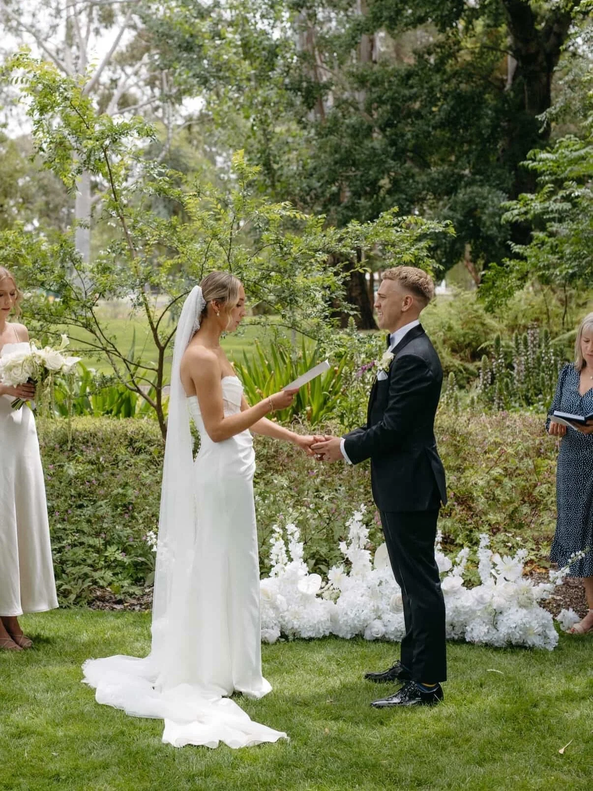 Slowly catching up on weddings from November 🤍

First up is Stell &amp; Connor with a semi circle floral ground arrangement, linen welcome &amp; bar signage and some table florals &amp; candles for their reception. 🕯️🌹