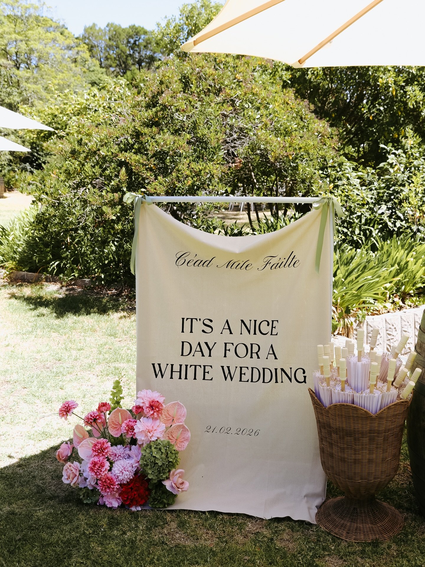 It&rsquo;s a nice day for a white wedding 🥂💗🌊

The Whites wedding in Mornington with @blooms_bytill

@therocksmornington
