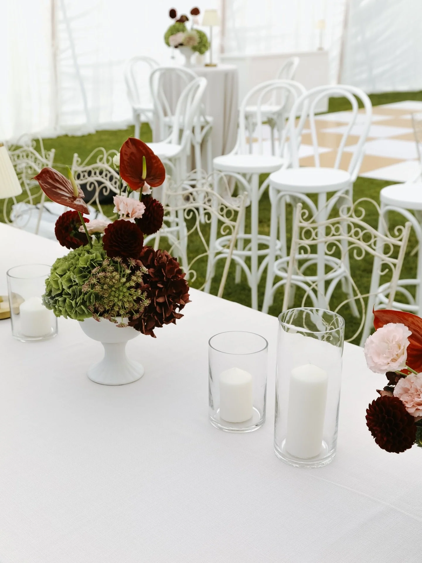 Happy Saturday! ☀️

Here&rsquo;s a full look at our work we did for Annie &amp; Tysons wedding in February with @blooms_bytill. 

We ended up doing a combination of our Forever &amp; Always &amp; Happily Yours Packages. 

💐Bridal Bouquets and Button