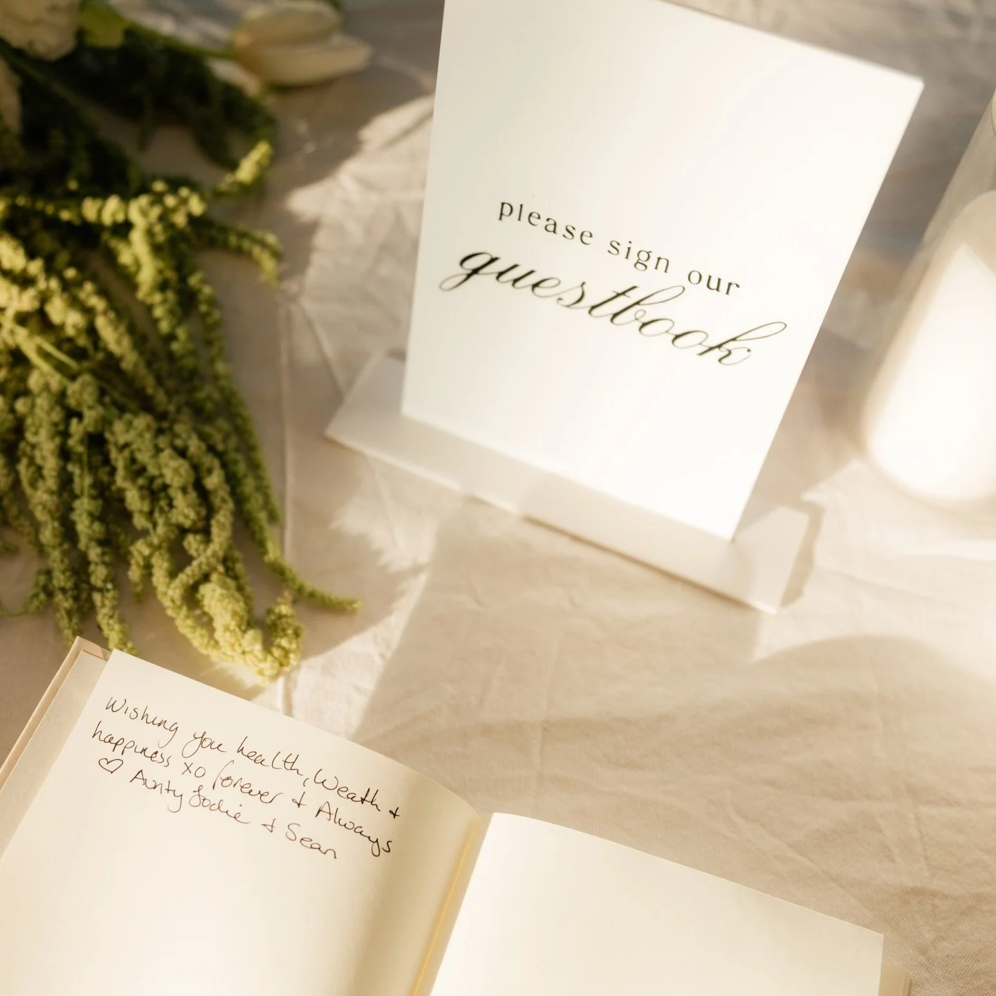 Small details from Tahlia &amp; Liams guestbook table 🤍🕯️🕊️

Photography by @allsoulweddings