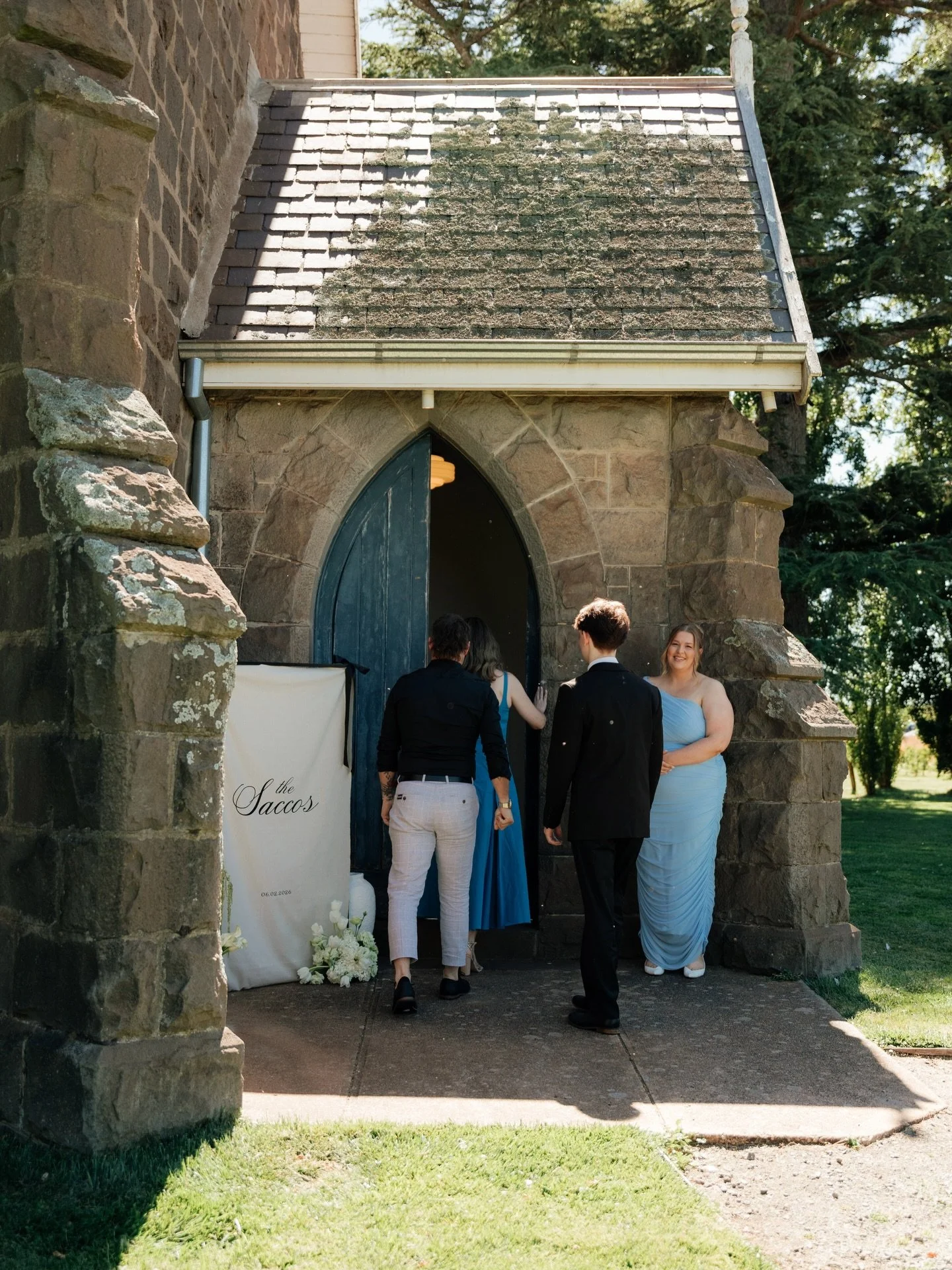 We are absolute suckers for a linen welcome sign this season ⚡️🙌🏼👰&zwj;♀️⛪️

📸 @allsoulweddings