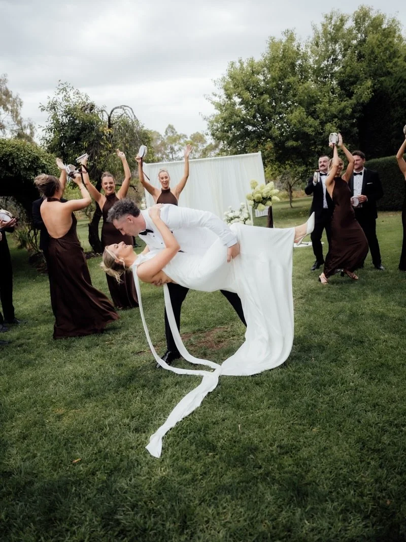 Obsessed with our draping backdrop so perfectly styled for The Thompsons 🤍🥂🕊️ 

The most gorg backdrop for your portraits, champagne tour, cake cutting, you name it! 🥰

Photography by @littlewhitespacephotography
@rosemont_homestead_