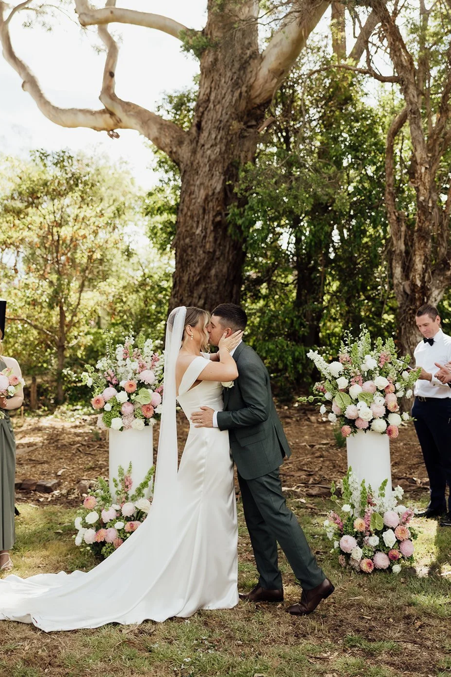 LAURA_DAVID_THE_ROCKS_MORNINGTON_WEDDING_LIZ_BARNES_HIGHLIGHTS-131+2.png