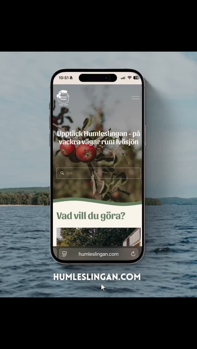 En plats. En känsla. Ett uppdrag vi älskat.
När Humleslingan kom till oss med önskan om en ny hemsida ville vi fånga essensen av upplevelsen. Vägarna som slingrar sig fram genom kulturlandskapet. Historien som viskar fr