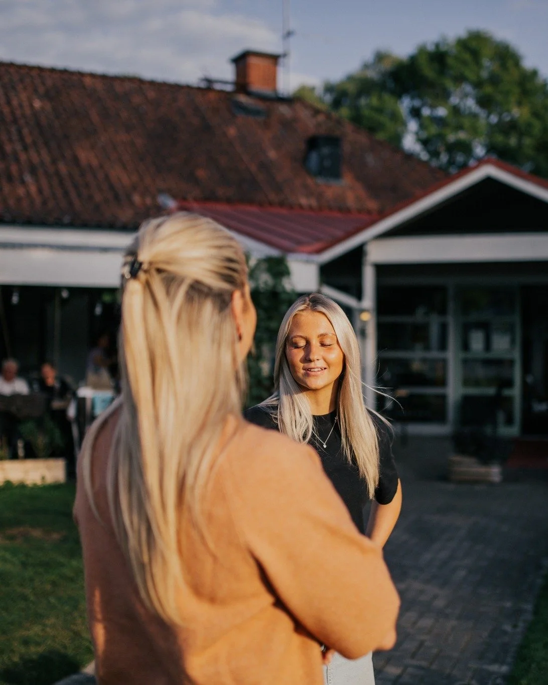 T&auml;nk om dina sociala medier var en person.
En s&aring;dan man faktiskt vill sitta ner med, lyssna p&aring; och l&auml;ra k&auml;nna. N&aring;gon som bjuder p&aring; historier, f&aring;r andra att le och som alltid har n&aring;got intressant att 