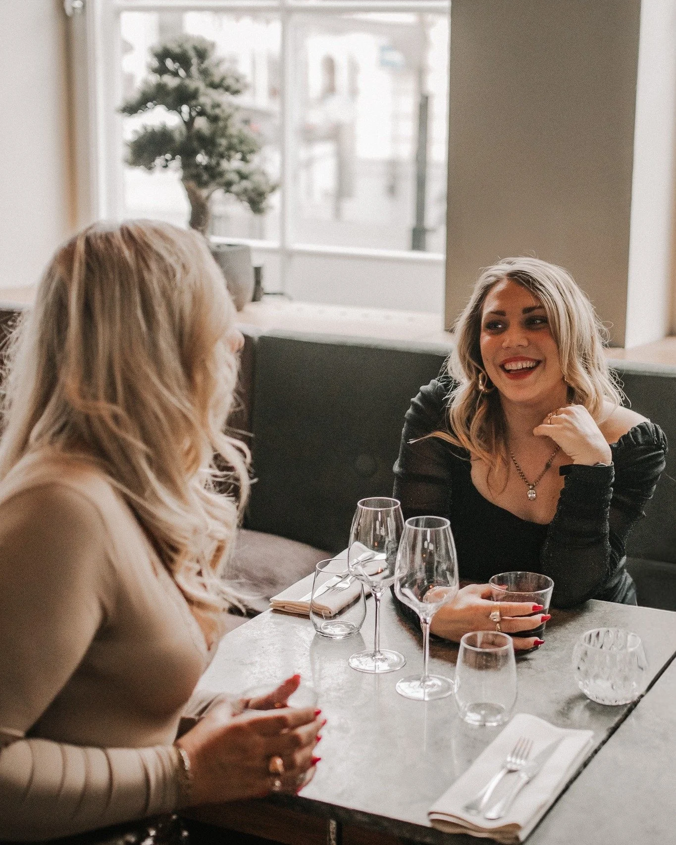 Kreativitet &auml;r inte perfektion. Det &auml;r gl&ouml;den i ett rum, det &auml;r tusch p&aring; fingrarna,
id&eacute;er i luften och en insikt som leder r&auml;tt. Vi bygger med magk&auml;nsla och kompetens. Ibland samtidigt. Ibland var f&ouml;r s