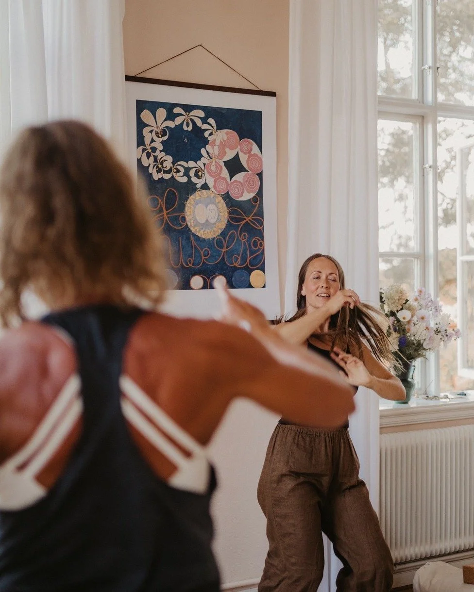 Vi tror p&aring; driv.  P&aring; generositet framf&ouml;r prestige. P&aring; att dela kunskap och lyfta fram andra i ljuset. Vi &auml;lskar n&auml;r v&aring;rt arbete f&aring;r pr&auml;glas av energi. Flow. Skratt. Fokus. 

Visst &auml;r bilderna som