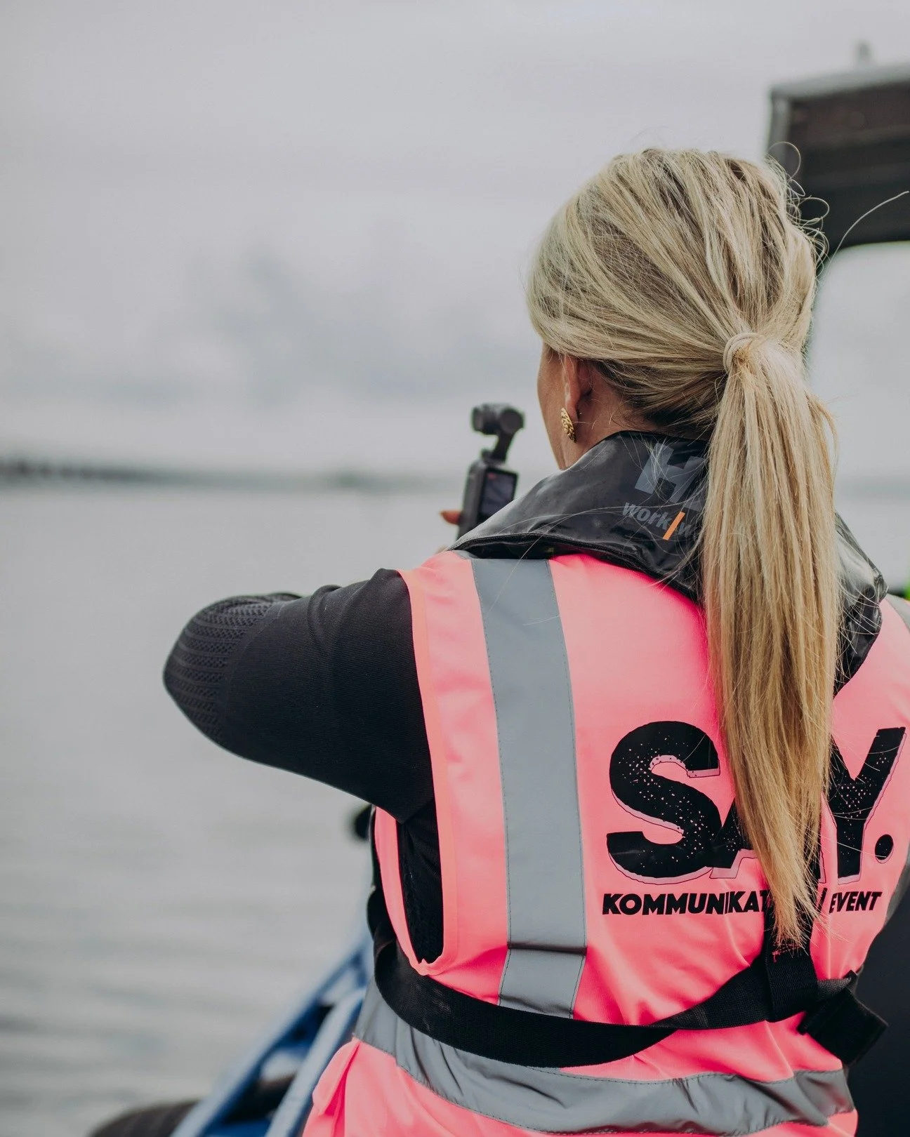 Vi slutade t&auml;nka &rdquo;sen&rdquo;. Vi v&aring;gade s&auml;ga ja till det som kallade. Och pl&ouml;tsligt var vi h&auml;r &ndash;
n&aring;gra steg l&auml;ngre fram &auml;n ig&aring;r men fortfarande med hj&auml;rtat som kompass.

Det h&auml;r &a