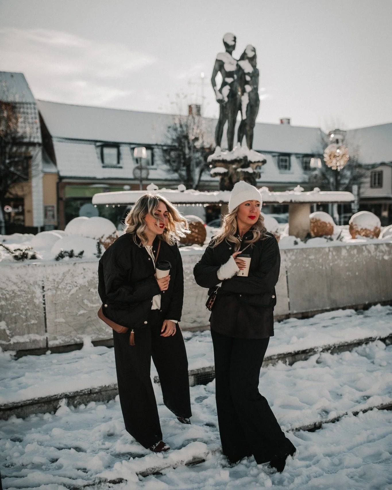 I de tidigare caf&eacute;okalerna p&aring; H&auml;sttorget skapar vi nu en kreativ m&ouml;tesplats. Vi &auml;r mitt uppe i att m&ouml;blera, piffa och st&auml;lla allt i ordning - ja, vi jobbar f&ouml;r fullt och formar s&aring; sakta en samlingspunk