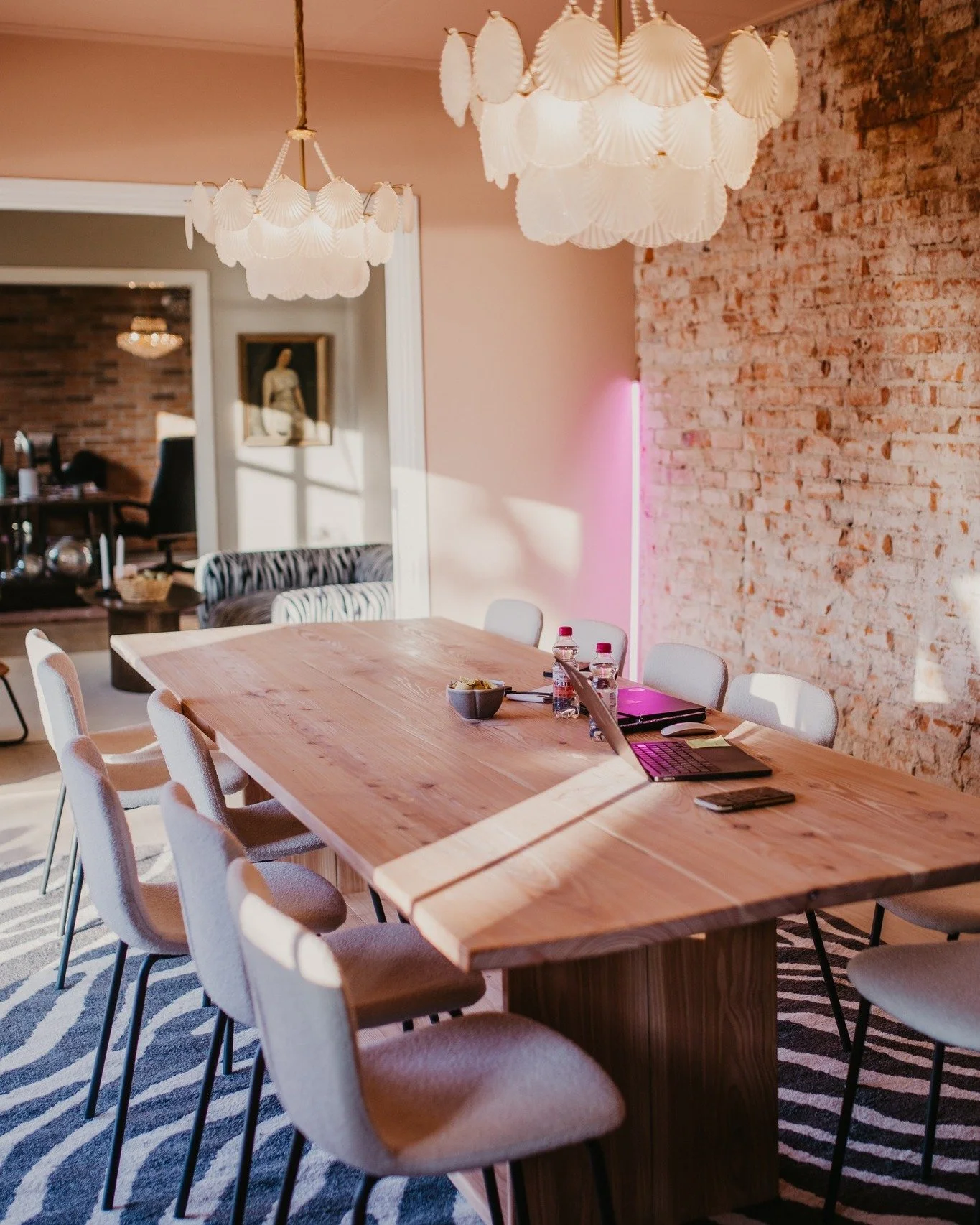 Vi vill skapa rum d&auml;r m&auml;nniskor k&auml;nner sig trygga nog att t&auml;nka fritt.  SAY HOUSE &auml;r en f&ouml;rl&auml;ngning av det vi p&aring; SAY har f&ouml;rs&ouml;ka skapa hela tiden - fr&aring;n start. N&auml;mligen en plats f&ouml;r s