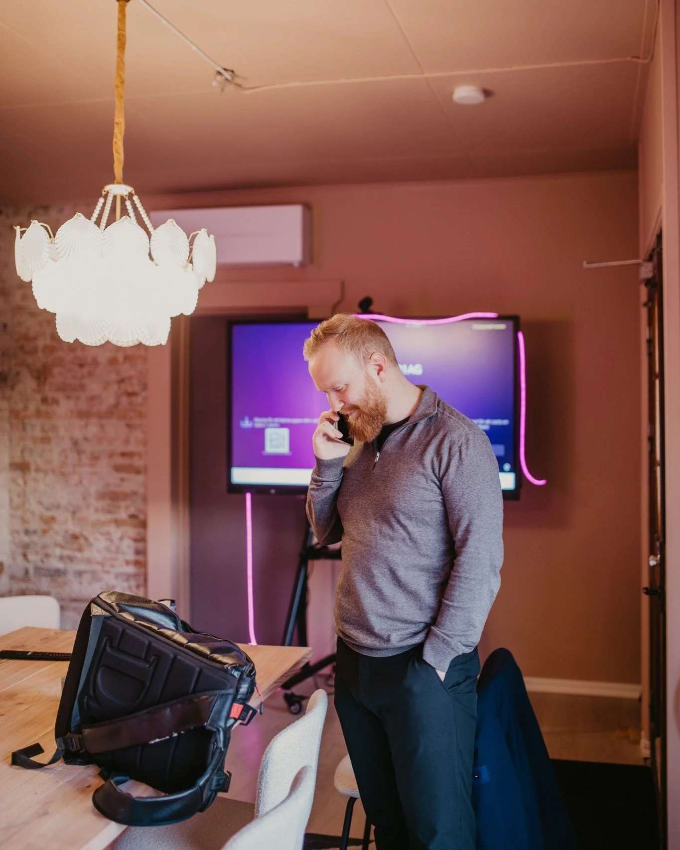 Det h&auml;r &auml;r en inbjudan! En uppmaning att komma f&ouml;rbi och s&auml;ga hej! K&auml;nna in rummet. Atmosf&auml;ren. Kanske kan vi hj&auml;lpa dig d&auml;r du befinner dig just nu? 

Philip provade co-working p&aring; @the.say.house I veckan