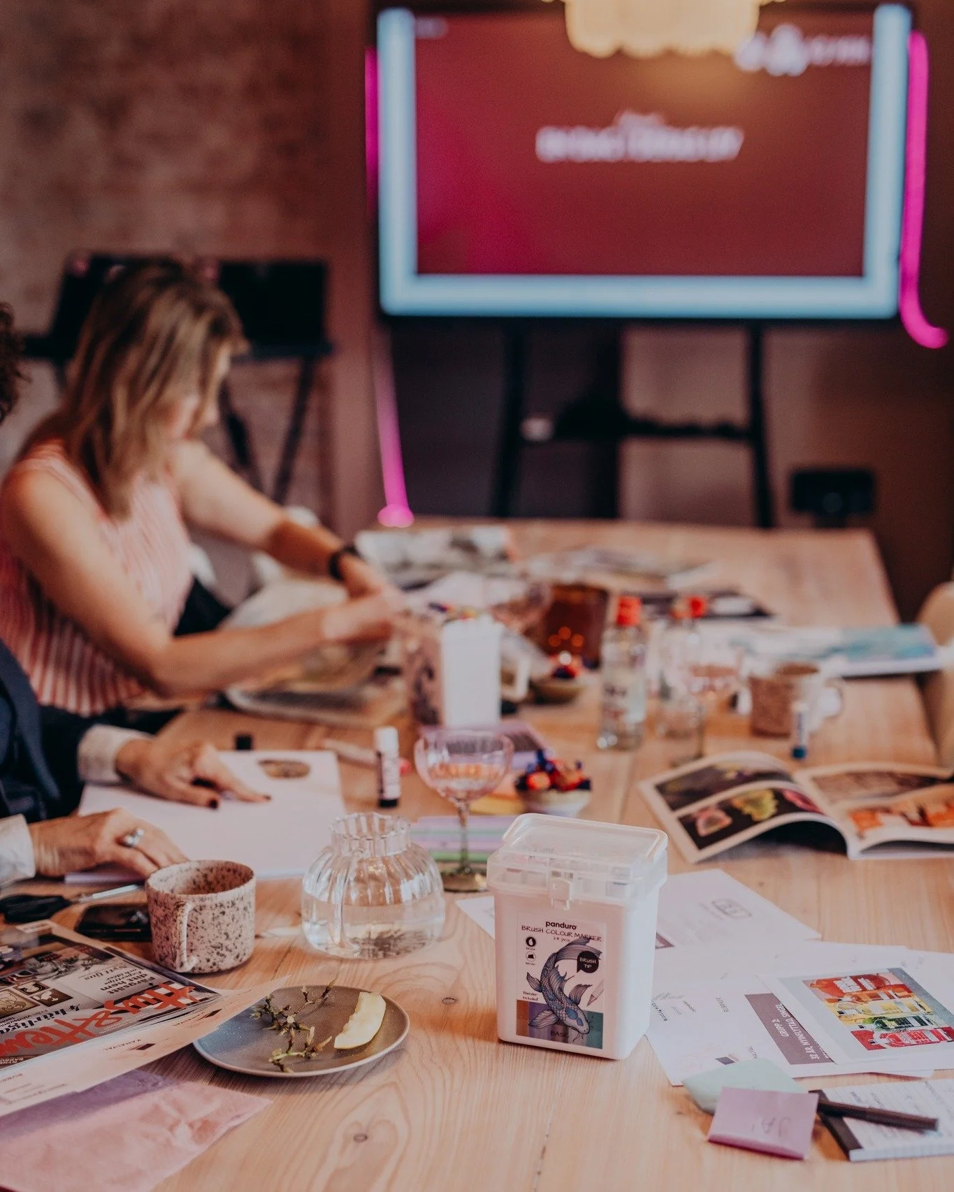 Vad h&auml;nder n&auml;r man v&aring;gar se p&aring; sig sj&auml;lv utifr&aring;n? 

F&ouml;r precis en vecka sedan fylldes @the.say.house  av energi, post-its och (viktigast av allt) riktigt utmanande fr&aring;gor! Vi fick f&ouml;rm&aring;nen att le