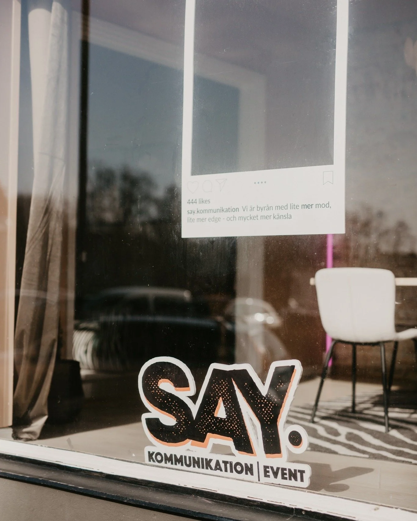 Med v&aring;rsolen kommer ocks&aring;... insikten om att v&aring;ra f&ouml;nster beh&ouml;ver putsas. 🫣 Vi gillar verkligen v&aring;rt "nya" kontor h&auml;r i S&ouml;lvesborg och trivs n&auml;r v&aring;ra kunder och samarbetspartners bara 