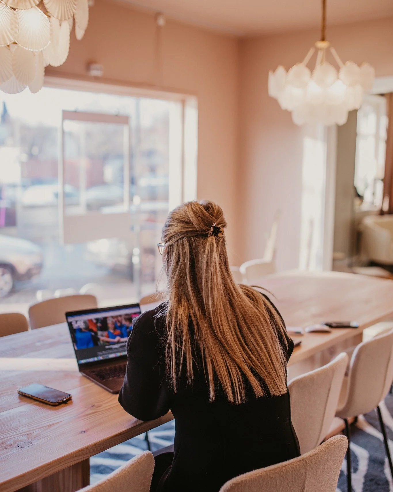 Har du sv&aring;rt att hinna med dina sociala medier? Vi sk&ouml;ter fl&ouml;dena &aring;t flera kunder s&aring; att de kan fokusera p&aring; det de g&ouml;r b&auml;st. Fr&aring;n strategi och copy till foto, film, publicering och analys.

Skicka ett