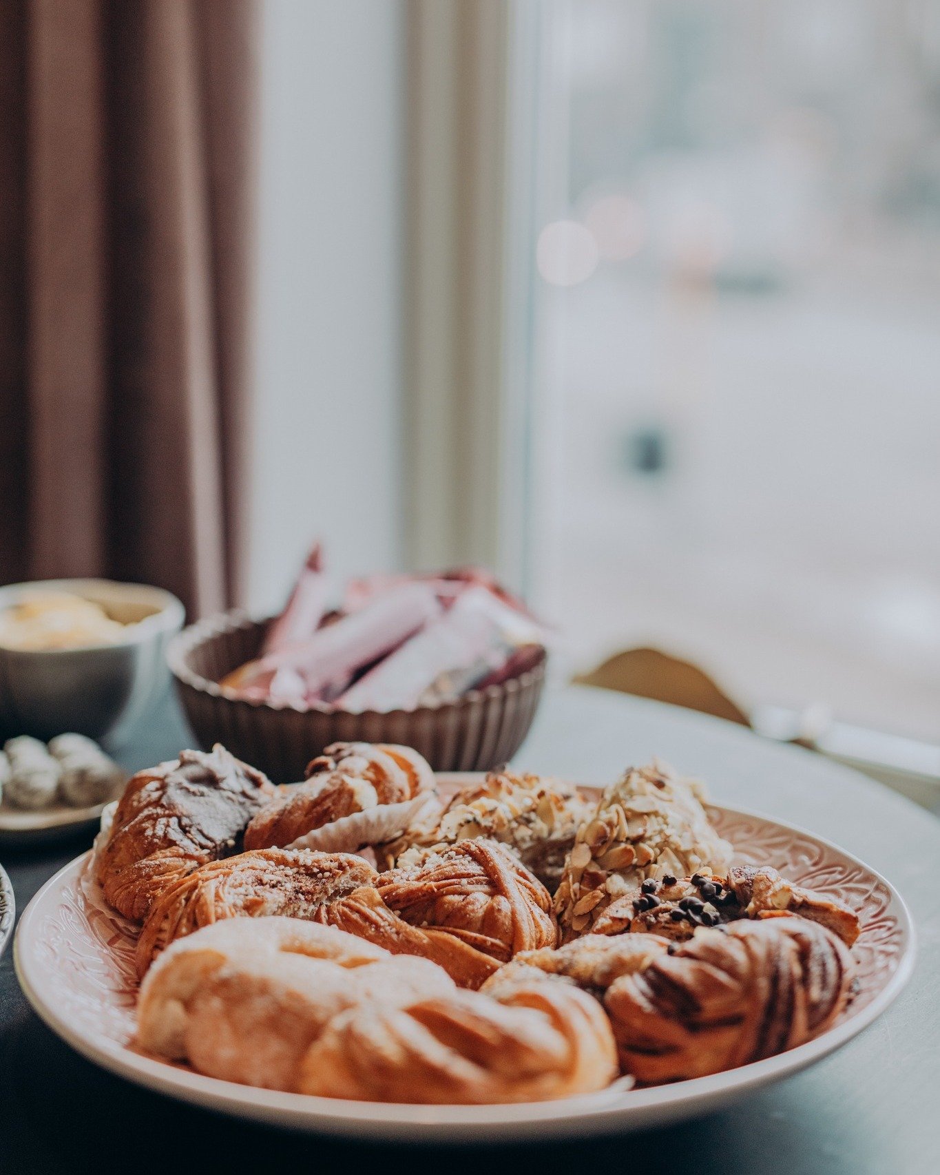 Visste du att de b&auml;sta id&eacute;erna ofta f&ouml;ds &ouml;ver en kopp kaffe? P&aring; SAY tror vi p&aring; kraften i det goda samtalet... N&auml;r du bokar stora eller lilla konferensrummet p&aring; @the.say.house f&aring;r ni allt ni beh&ouml;