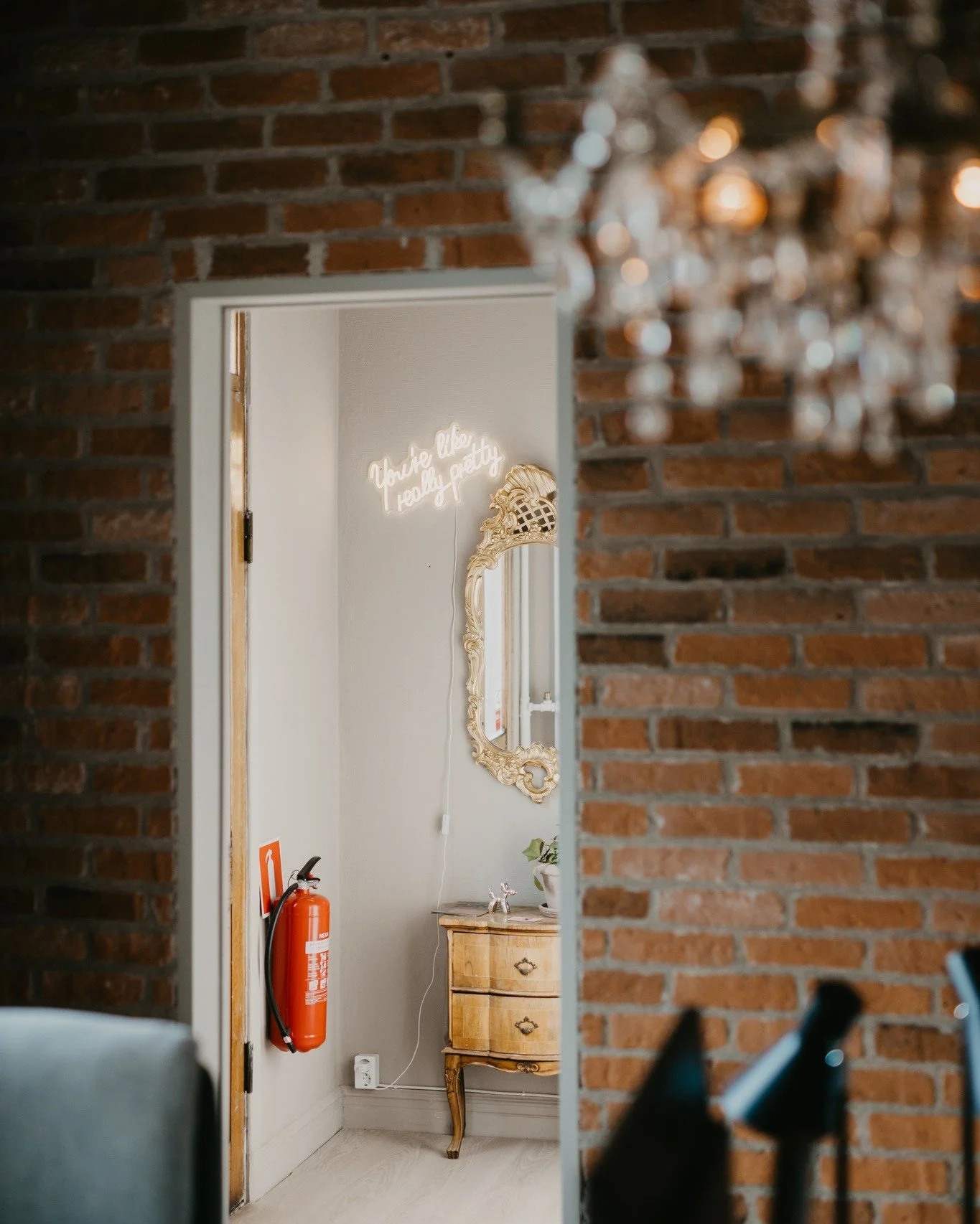 Mitt-i-veckan-vibe r&aring;der p&aring; kontoret. H&auml;r varvas m&ouml;ten med produktionstid. F&ouml;rfr&aring;gar f&ouml;r konferens och co-working har b&ouml;rjat trilla in och vi &auml;r glada att ha SAY HOUSE nya webb p&aring; plats 🙂 Har du 