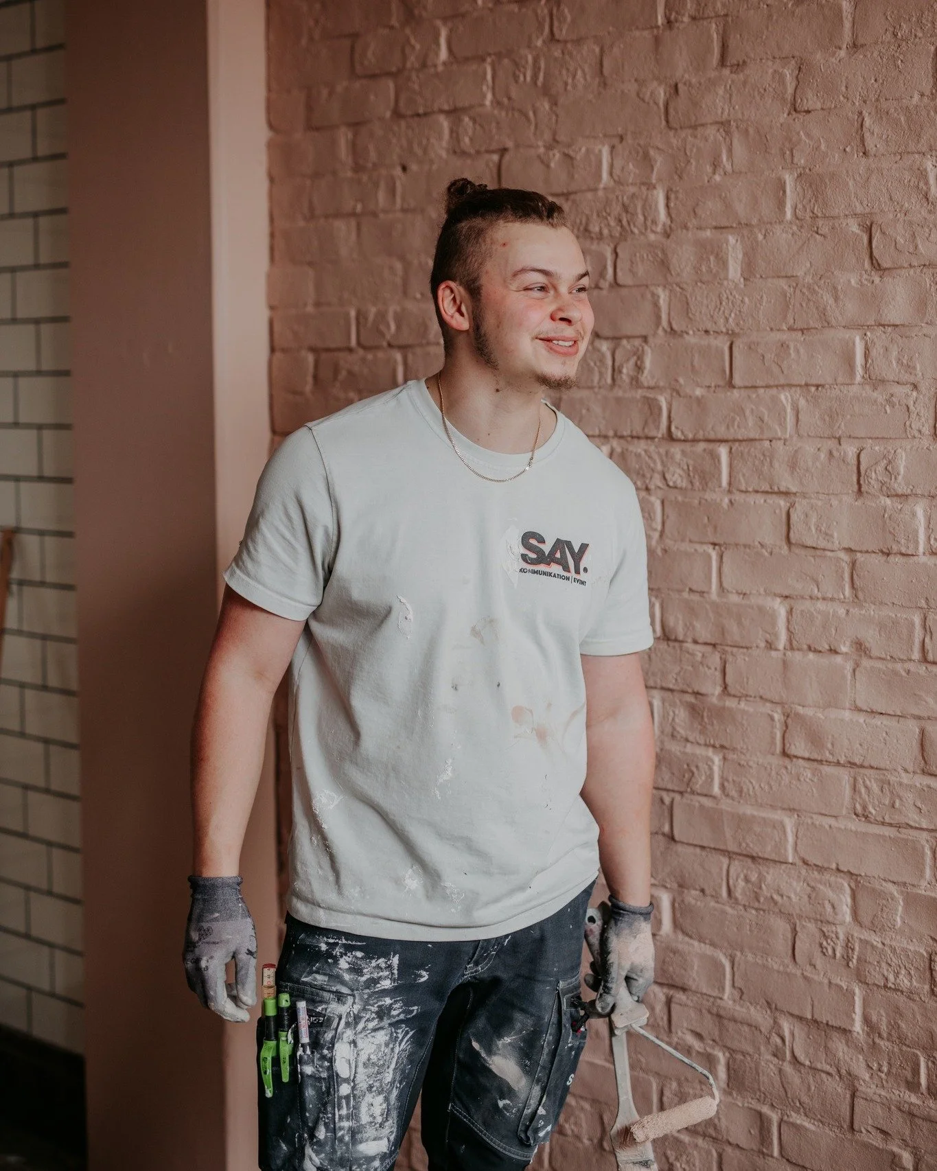 Visst &auml;r det n&auml;stan n&aring;got poetiskt med f&auml;rg som precis lagt sig tillr&auml;tta p&aring; v&auml;ggen? Som mjukt flutit samman med underlaget. Som satt tonen, k&auml;nslan. Rosa v&auml;ggar tar form! En k&auml;nsla f&aring;r v&auml