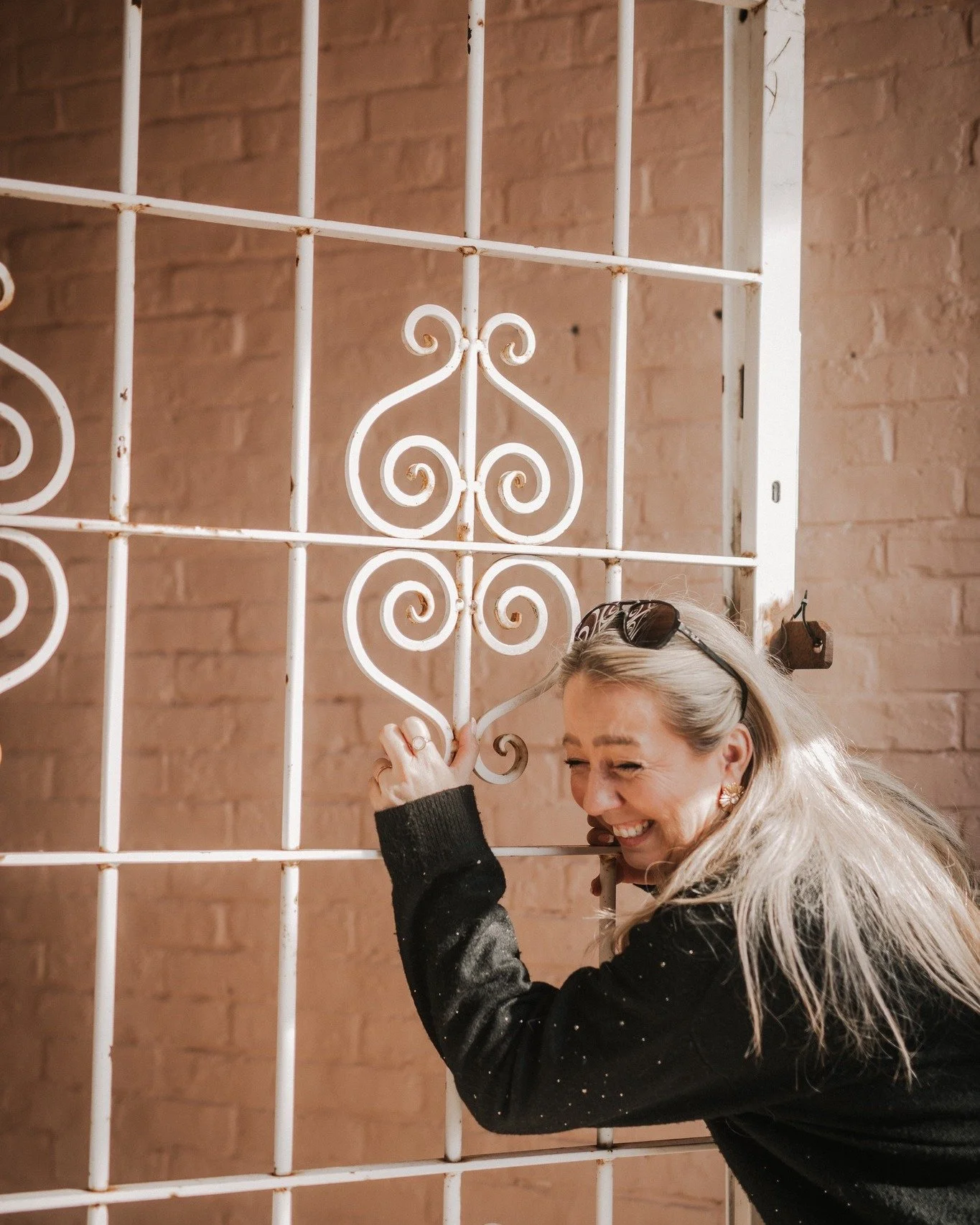 Det &auml;r inte varje dag man st&aring;r och poserar stolt som tv&aring; sm&aring; barn vid en rostig gammal grind som knappt h&auml;nger ihop 🤣 Men lyckan &ouml;ver materiella ting &auml;r ibland otroligt...tydlig. 😆 

V&aring;ra hj&auml;rtan kla