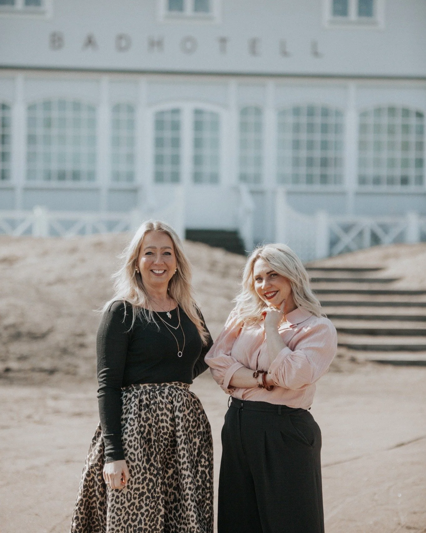 Ibland stannar vi upp mitt i steget. L&auml;gger m&auml;rke till ljuset som faller in &ouml;ver zebrasoffan, h&ouml;r surret fr&aring;n staden som sakta vaknar utanf&ouml;r och k&auml;nner doften av nybryggt kaffe.  En s&aring;dan stund d&aring; vi m