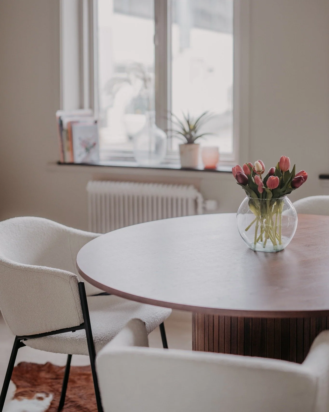 Det &auml;r ganska mysigt att komma till kontoret n&auml;r morgonljuset letar sig in och landar precis d&auml;r &ouml;ver kanten p&aring; bordet i lilla m&ouml;tesrummet. Mjukt och sn&auml;llt, p&aring; n&aring;got vis. 

Vi brukar ofta s&auml;ga att