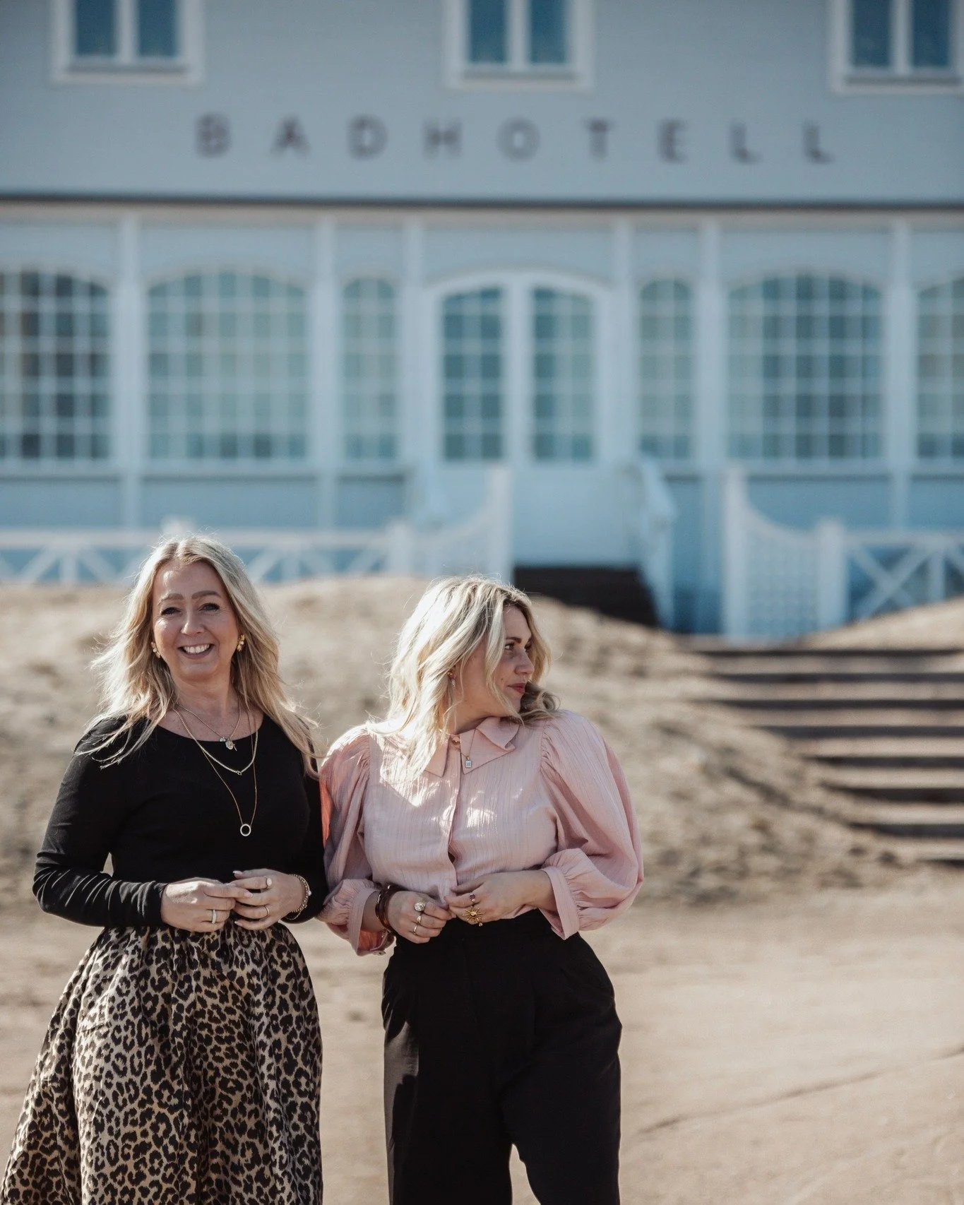 Bakom SAY hittar du oss &ndash; Therese och Mathilda. Vi &auml;r olika p&aring; m&aring;nga s&auml;tt, men vi &auml;r ocks&aring; otroligt lika och framf&ouml;rallt, vi delar samma passion: att f&aring; m&auml;nniskor och f&ouml;retag att v&auml;xa! 