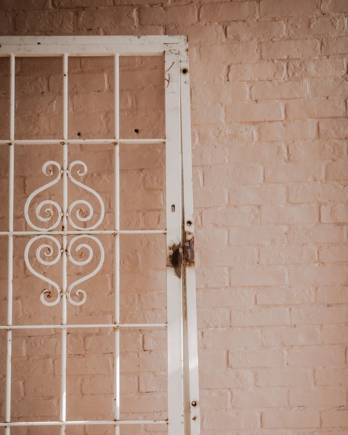 Den fina gamla grinden vi k&ouml;pte &auml;r p&aring; plats sedan ett par veckor tillbaka. Nu fokuserar vi p&aring; att skapa k&auml;nsla och r&auml;tt vibe i v&aring;r pop-up. 1 maj sl&aring;r vi upp portarna (och grinden!) 🫶 H&aring;ll utkik!