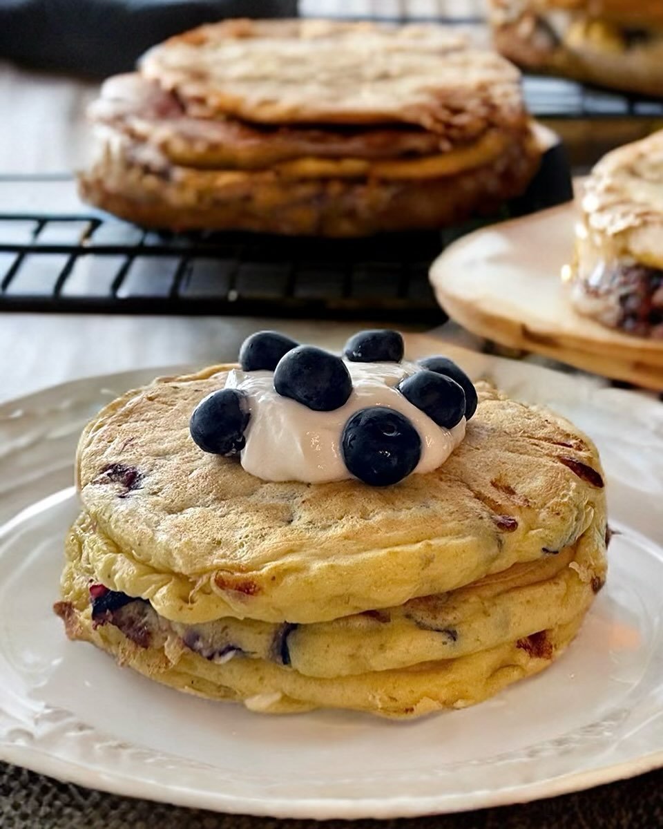 High Protein Cottage Cheese Pancakes 🥞 

This is for everyone looking to incorporate more protein into their diets in a fun way! What better way than to start your day than with these delicious pancakes and 20g of protein per serving 🫶🏼 

Ingredie
