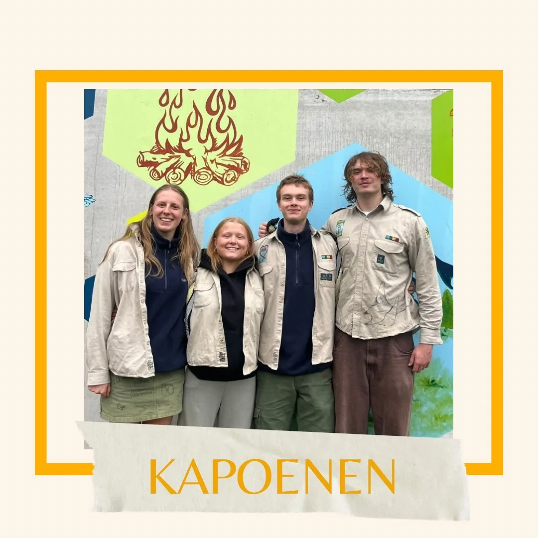 Kapoenenleiding in de kijker 🌟👀
Dit jaar bestaat de kapoenenleiding uit Zarah, Max, Lotte en Aksel. Hier vind je een paar leuke weetjes over hen!! Samen staan ze klaar om allerlei toffe spelletjes te spelen met de kapoenen en er een onvergetelijk j
