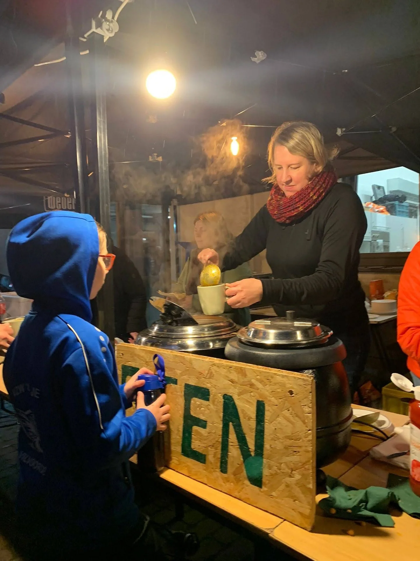 16/11 (16u tot 19u) is het eindelijk zover: SOEPBRADERIE! 
In het kort:
- Heerlijke soep uit een assortiment van The Catering Company. 🥣
- Bestellen kan tot 9 november
- Op 16 november kan je terecht aan de lokalen van Scouts en Gidsen Vilvoorde voo