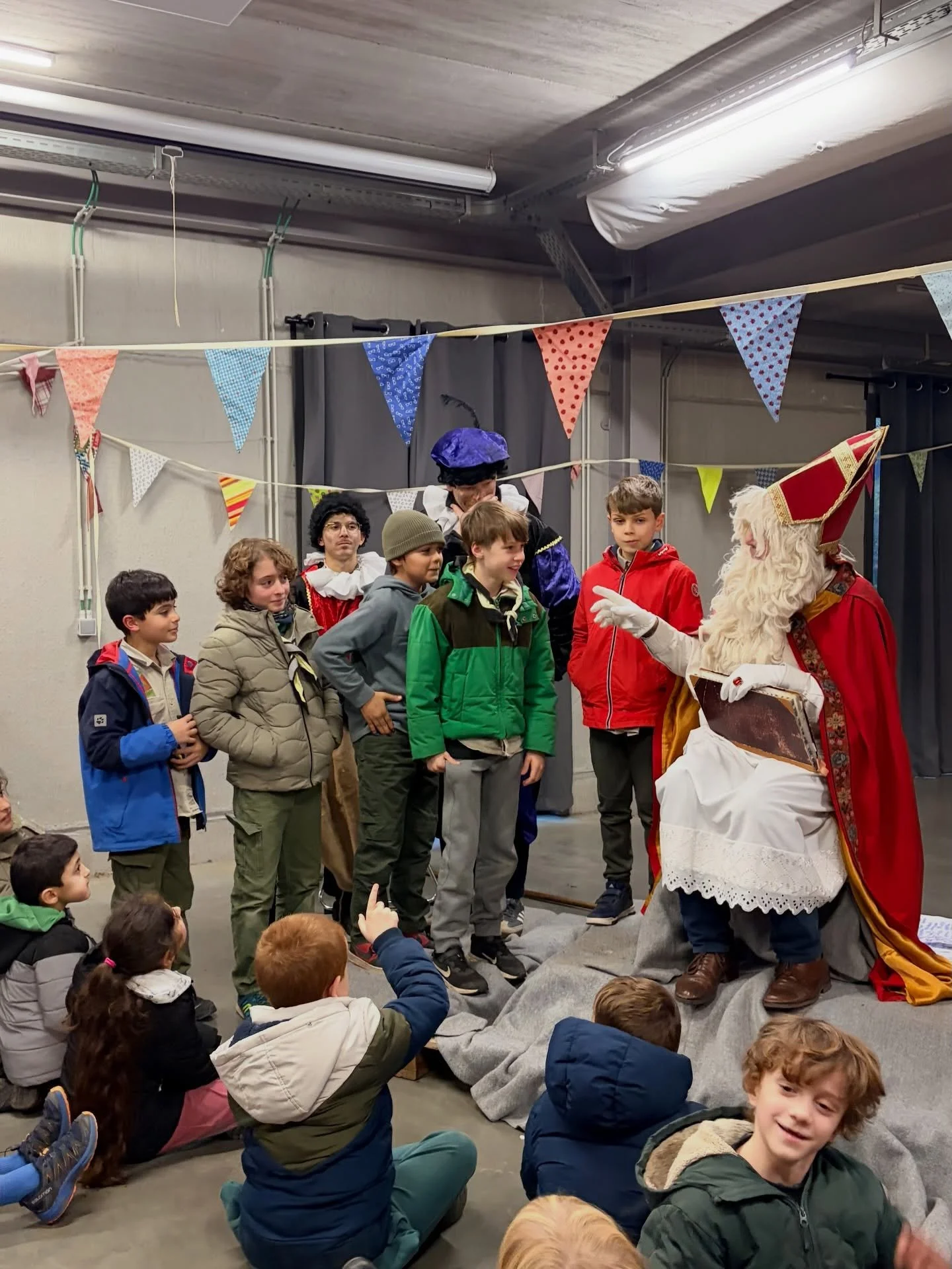 Op de laatste zondag vergadering van 2025 kwam de Sint langs, en hadden de jonggivers al een weekend 🍝. En ja ook dit jaar zijn alle kinderen braaf geweest 🍬 (met de hakken over de sloot alleszins 😉)