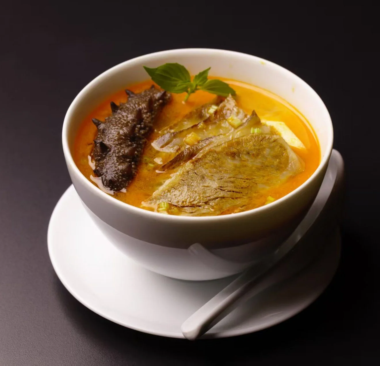 🥢 广州 · 好酒好蔡｜

酸汤海鲜：
酸辣轻盈，鲜味层层展开，金汤包裹海味，清爽中带着温和张力。