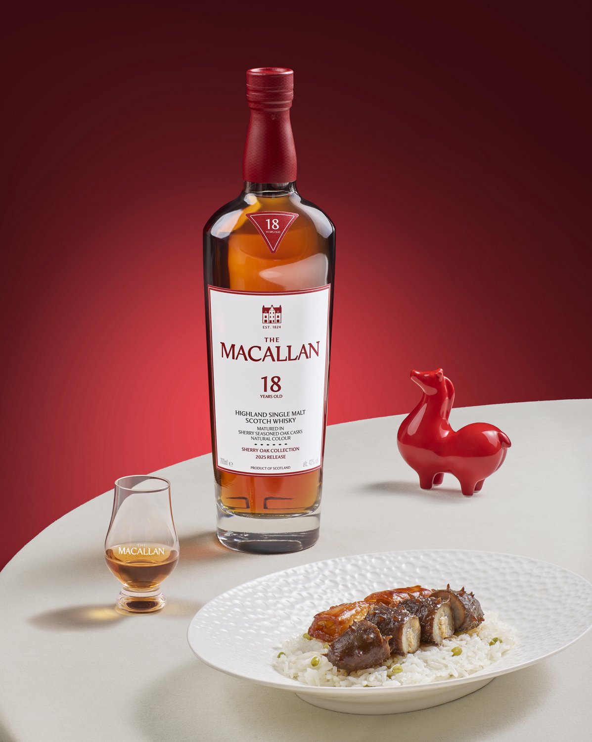 🥢 北京 · 鲁上鲁阿胶章丘葱烧实心海参 × The Macallan 经典雪莉桶 18 年｜
醇厚质地遇上深邃雪莉香，彼此承托，丰润而不滞，余韵悠长，呈现传统鲁味的优雅新解。
