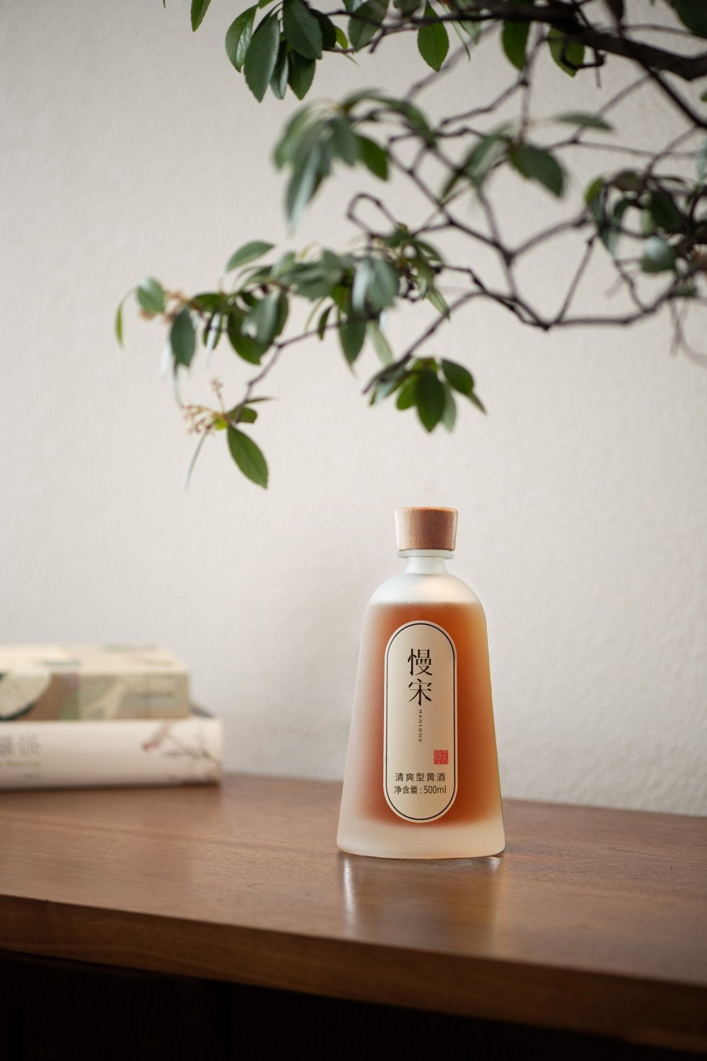 🥢慢宋 · 经典 清爽型黄酒 × 菱彩
米脂香与柔和酸度穿梭其间，令风味更清晰