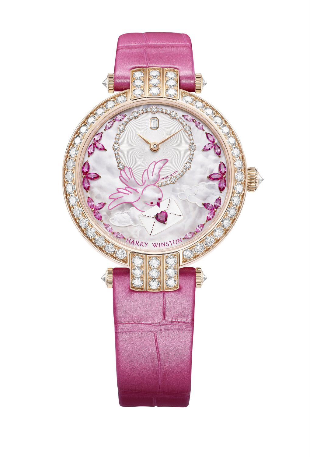 Harry Winston 海瑞温斯顿Premier 情人节限量腕表｜珍珠母贝表盘上，小鸟衔信飞翔，仿佛将爱意悄然送达。粉白与宝石光泽交织，营造梦幻而温柔的节日氛围。全球限量 14 枚，是属于浪漫主义者的腕间诗篇。
