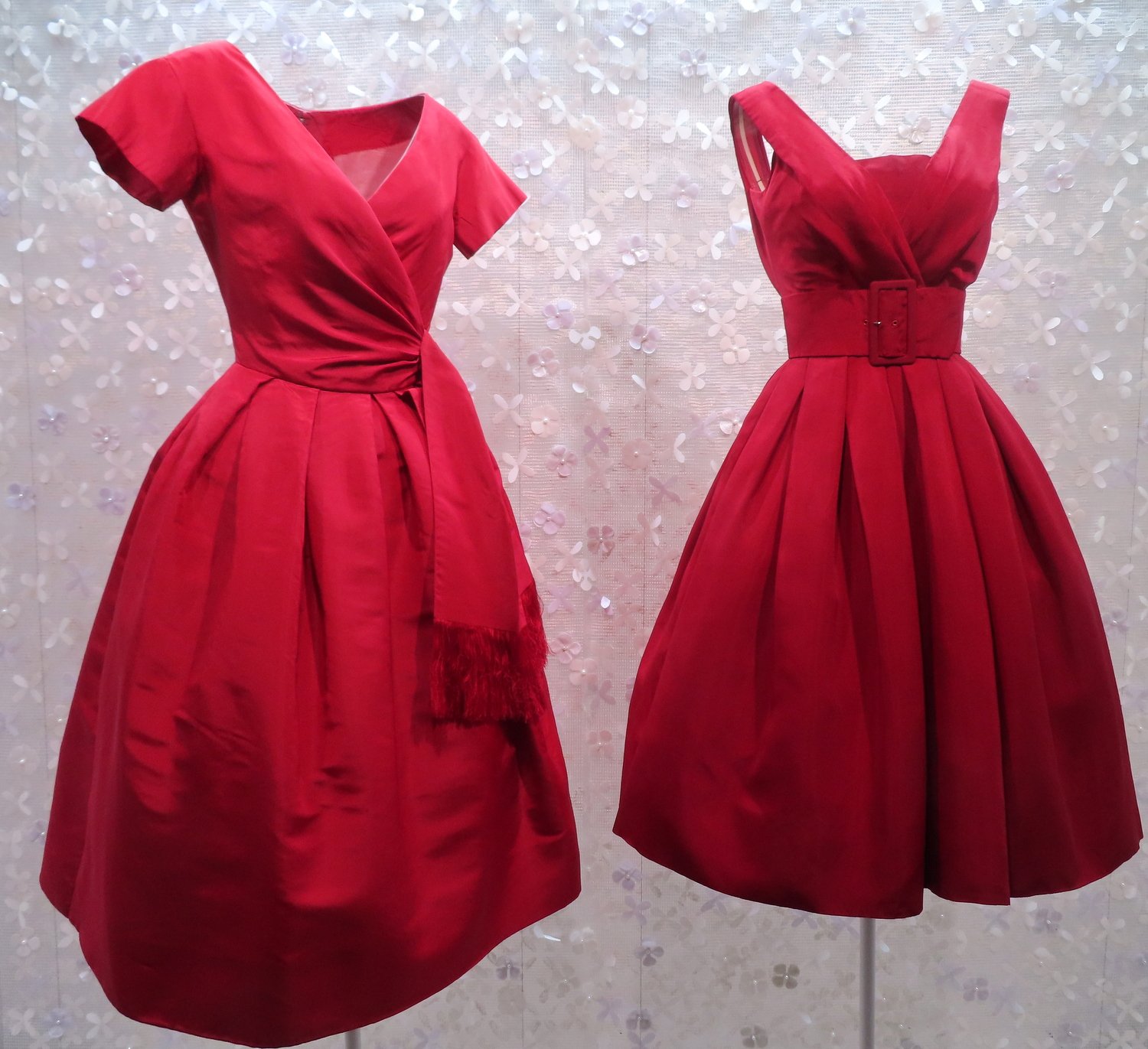 Azzedine Alaïa and Christian Dior: Two Masters of Haute Couture/“两位高级定制大师：Azzedine Alaïa 和 Christian Dior“/红色鸡尾酒会服/蓬蓬裙